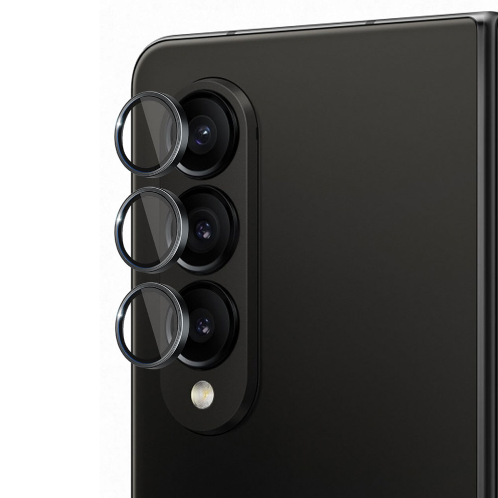 Tre protezioni per lenti della fotocamera sono sul modulo lente nero di un telefono.