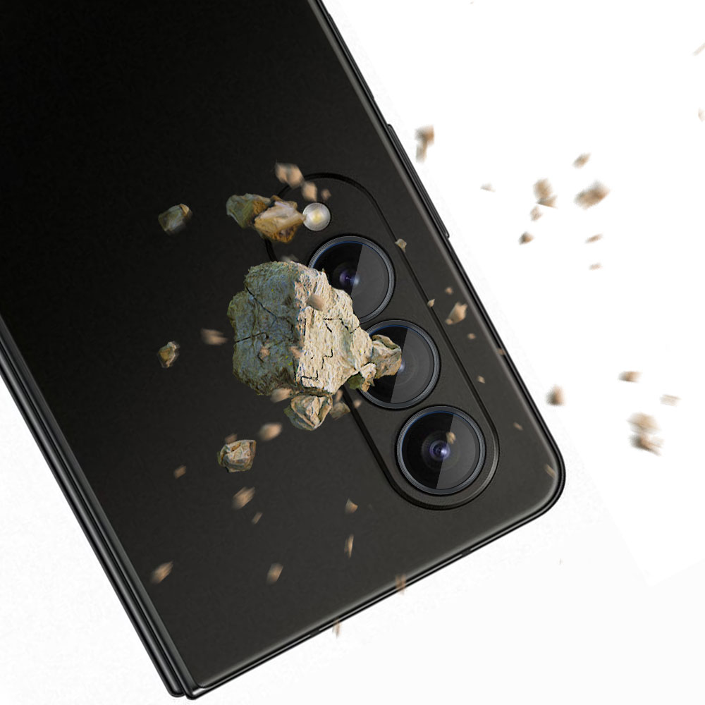 L'immagine mostra il retro di uno smartphone nero con un sasso sopra, evidenziando la funzione di protezione della fotocamera.