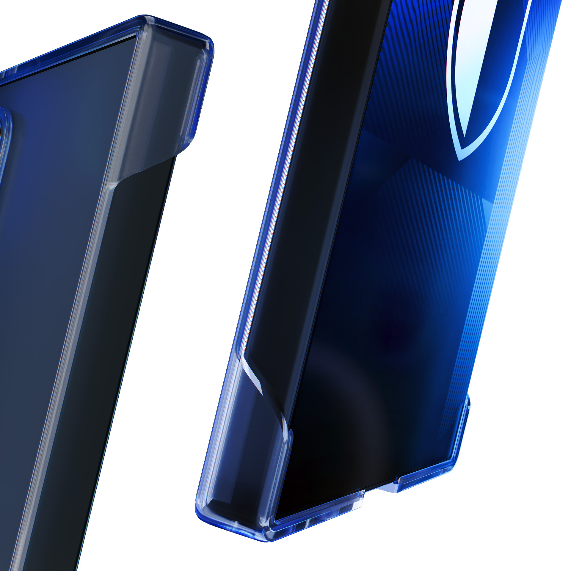 Dwa etui na telefon, jedno na drugim, przezroczyste i zabarwione na niebiesko. Górne jest ustawione pod kątem.