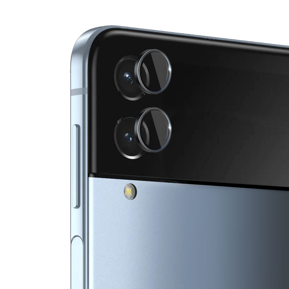 Samsung Z Flip4 nero con protezioni per l'obiettivo installate sulla fotocamera.