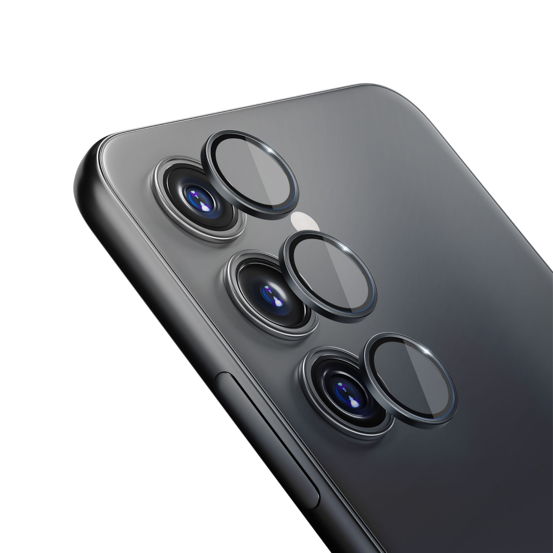 Un telefono grigio mostra protezioni per l'obiettivo sulla sua fotocamera, dimostrando protezione e chiarezza su uno sfondo bianco brillante.