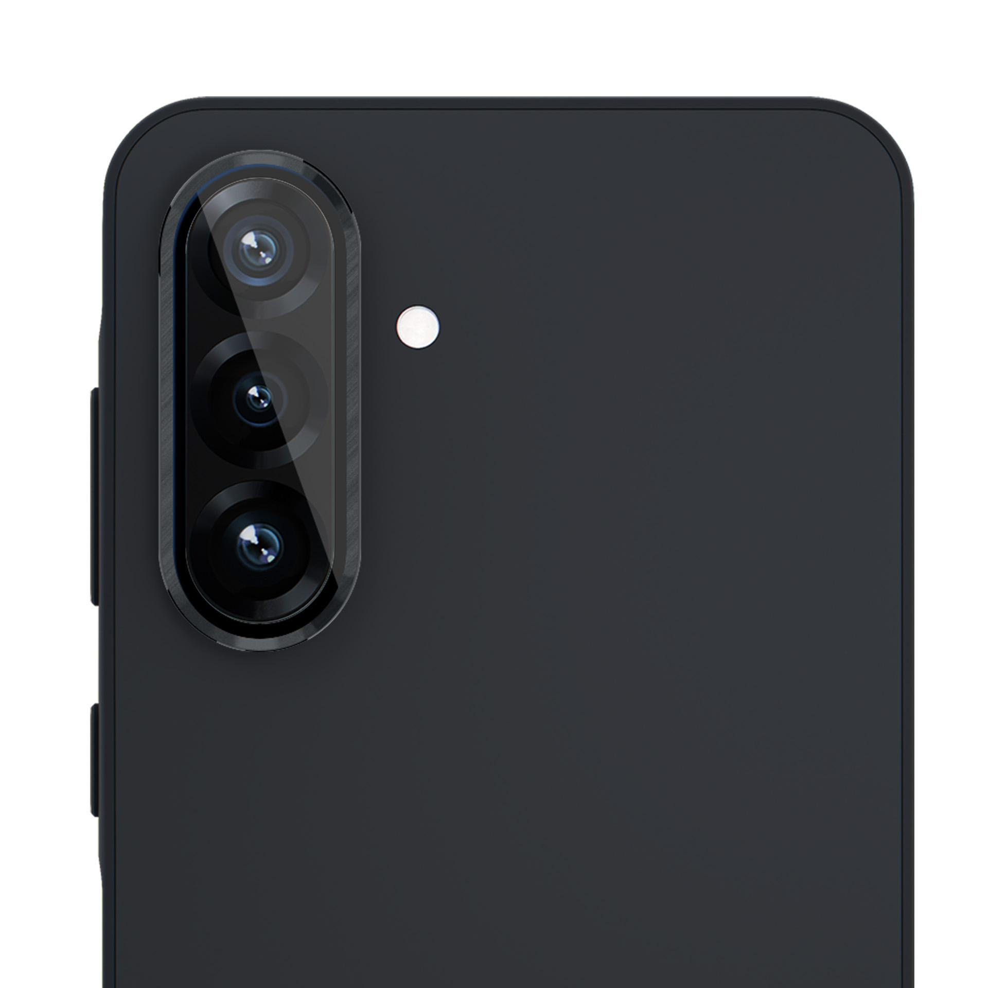 Czarny telefon z osłonami obiektywów na obiektywach aparatu, podkreślający elegancki wygląd i ochronę.