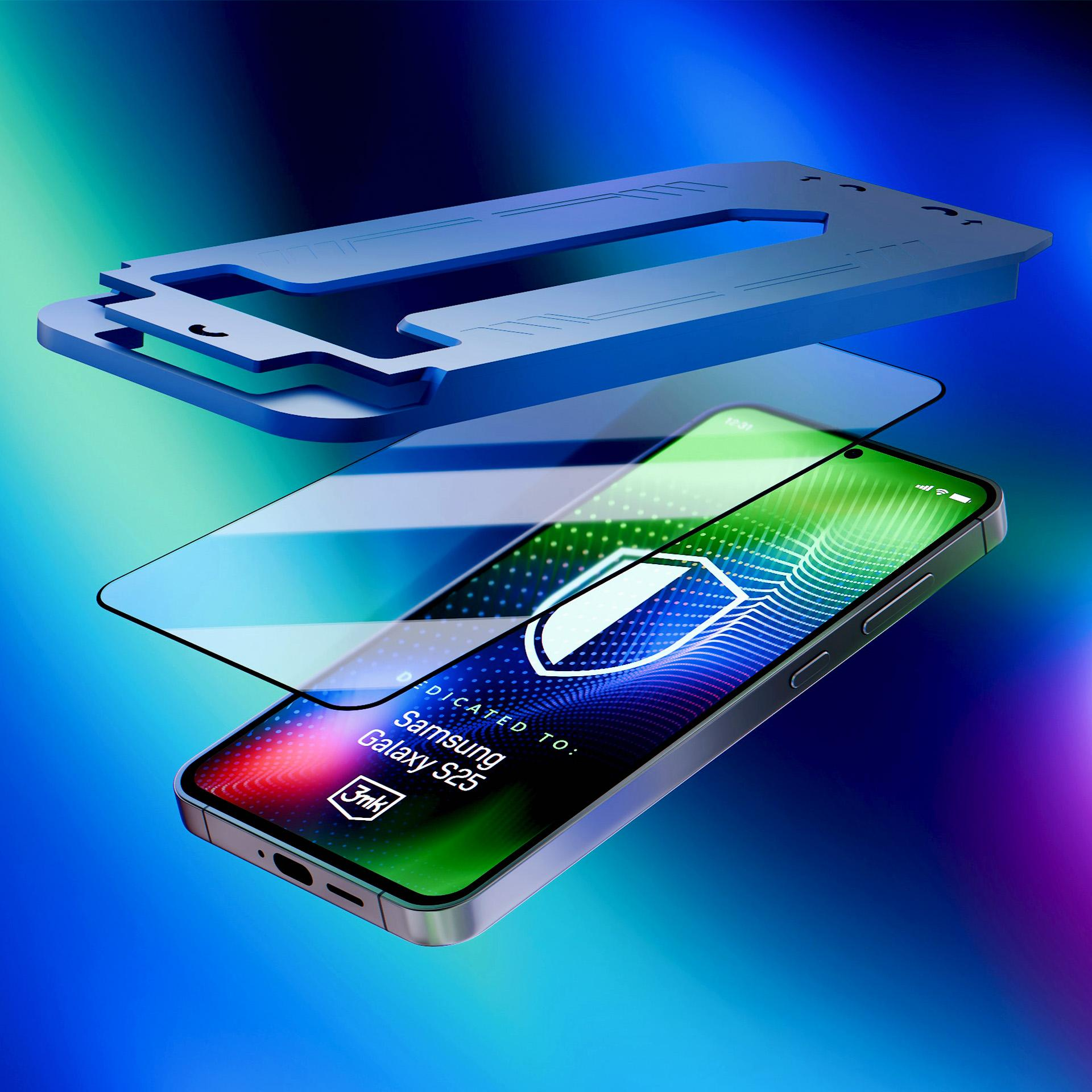 Un telefono con protezione schermo e guida all'installazione su sfondo blu. Il telefono è un Samsung Galaxy S25.