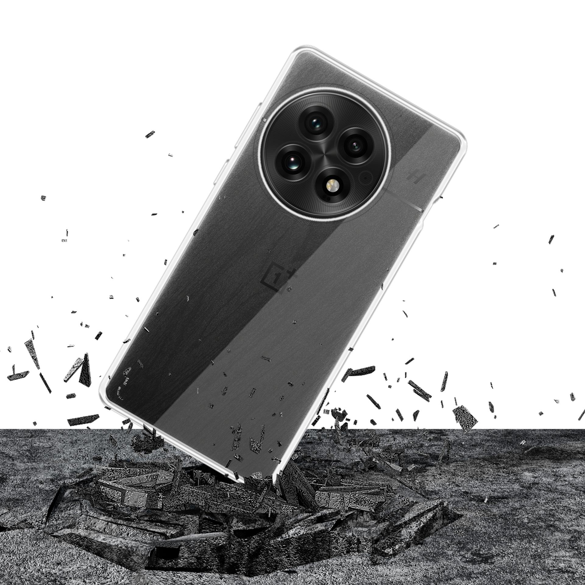 Telefon w przezroczystym etui upada na kamienistą powierzchnię, otoczony gruzem.