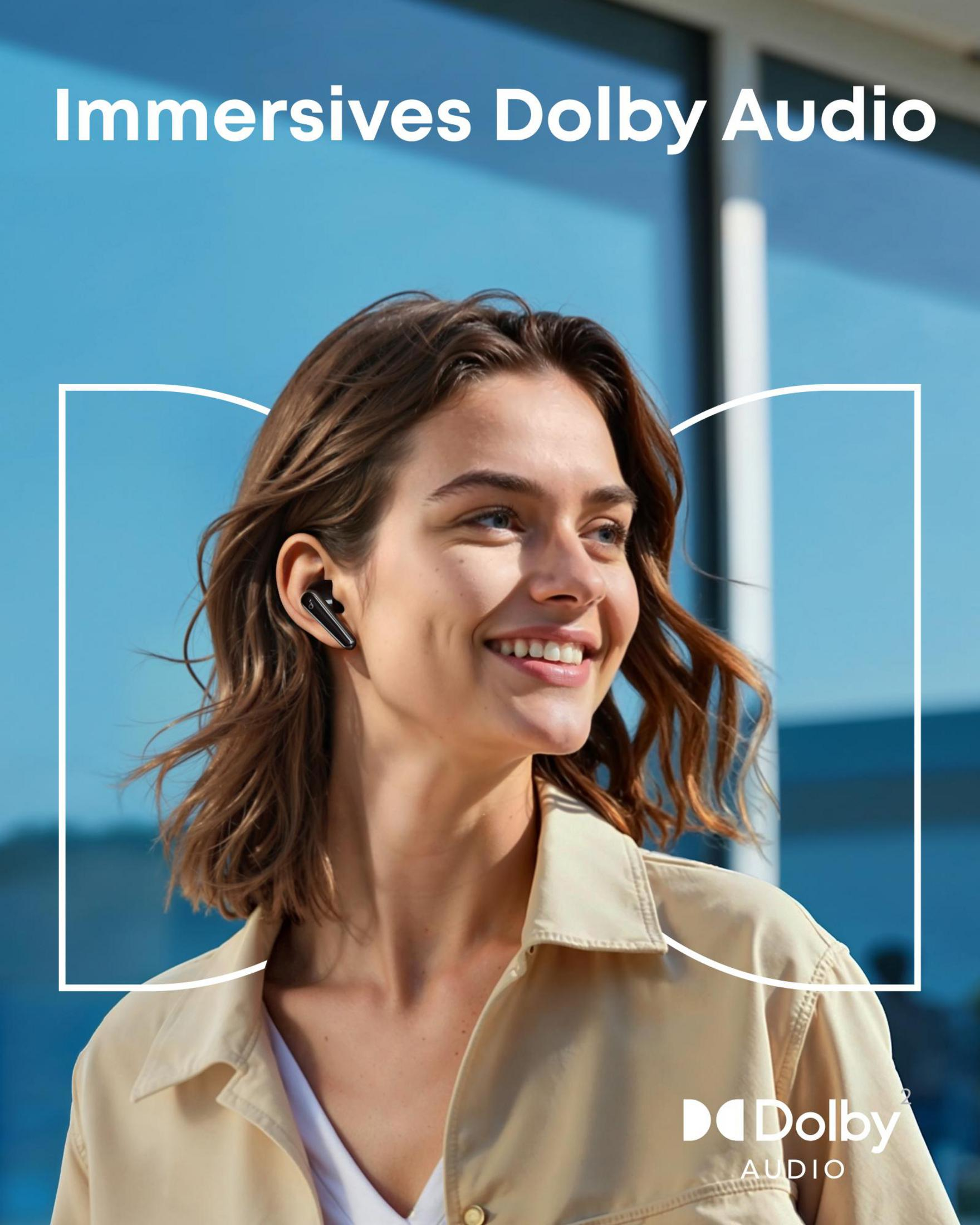 Uśmiechnięta kobieta w czarnych słuchawkach i kurtce. Tekst: Immersive Dolby Audio.