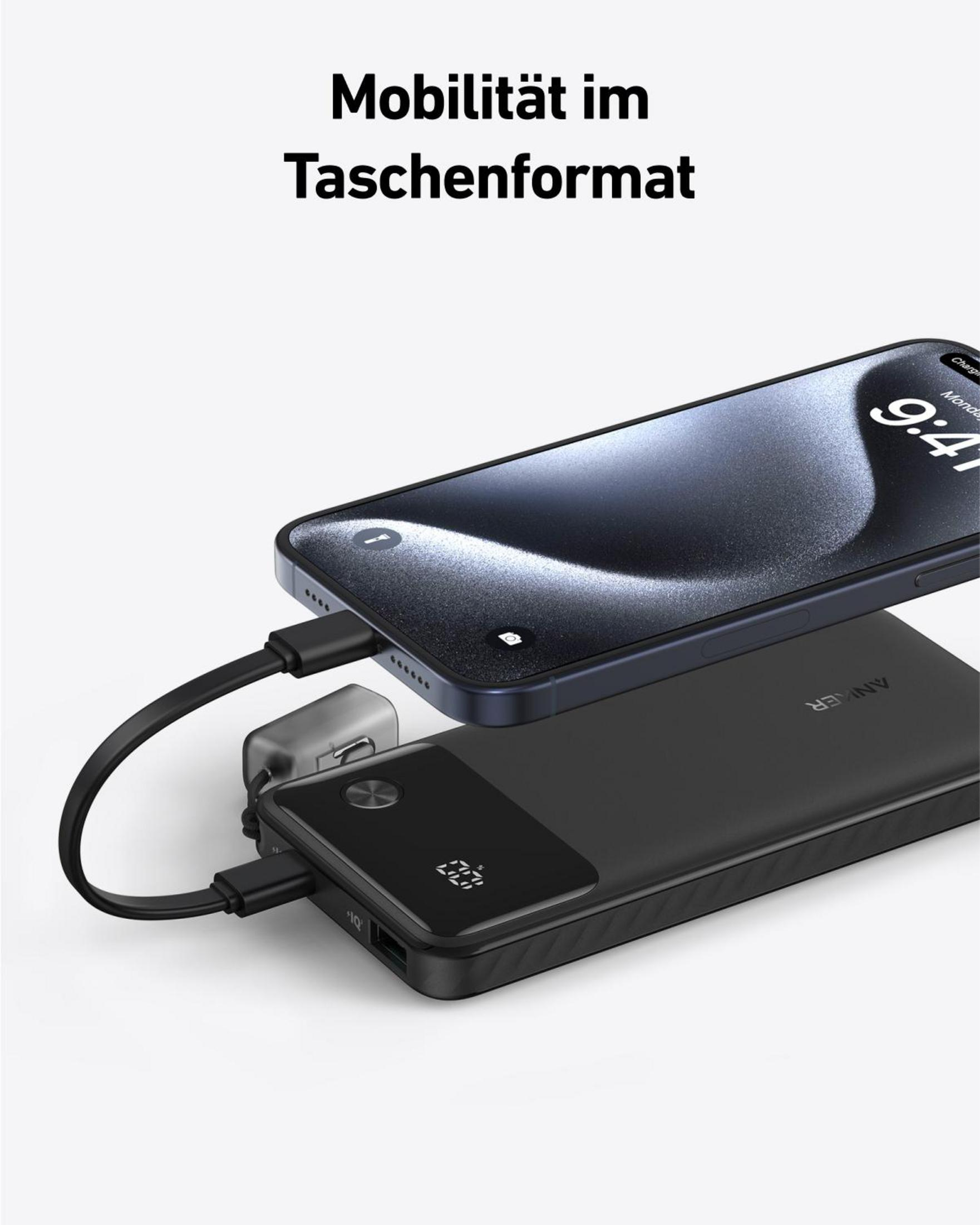 Un telefono si ricarica su un power bank nero con display digitale su sfondo bianco.