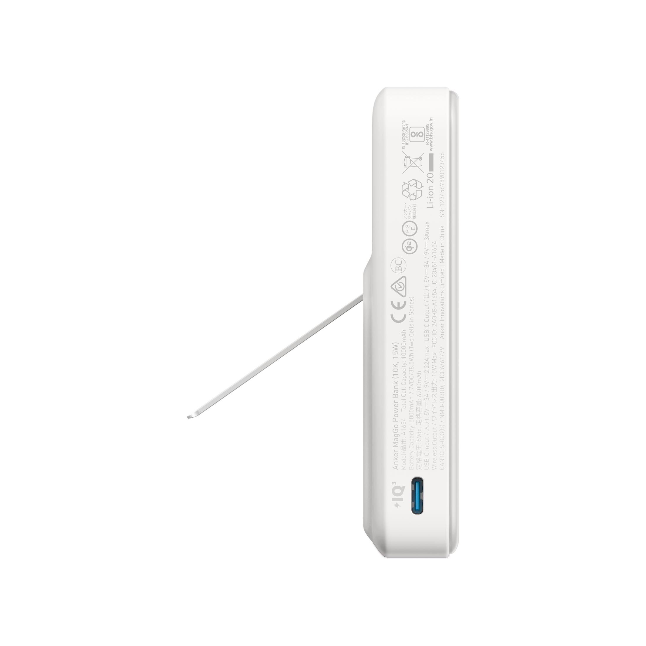 Eine weiße Powerbank, Rückseite mit Etiketten, einem USB-Anschluss und einem Ständer zeigend.