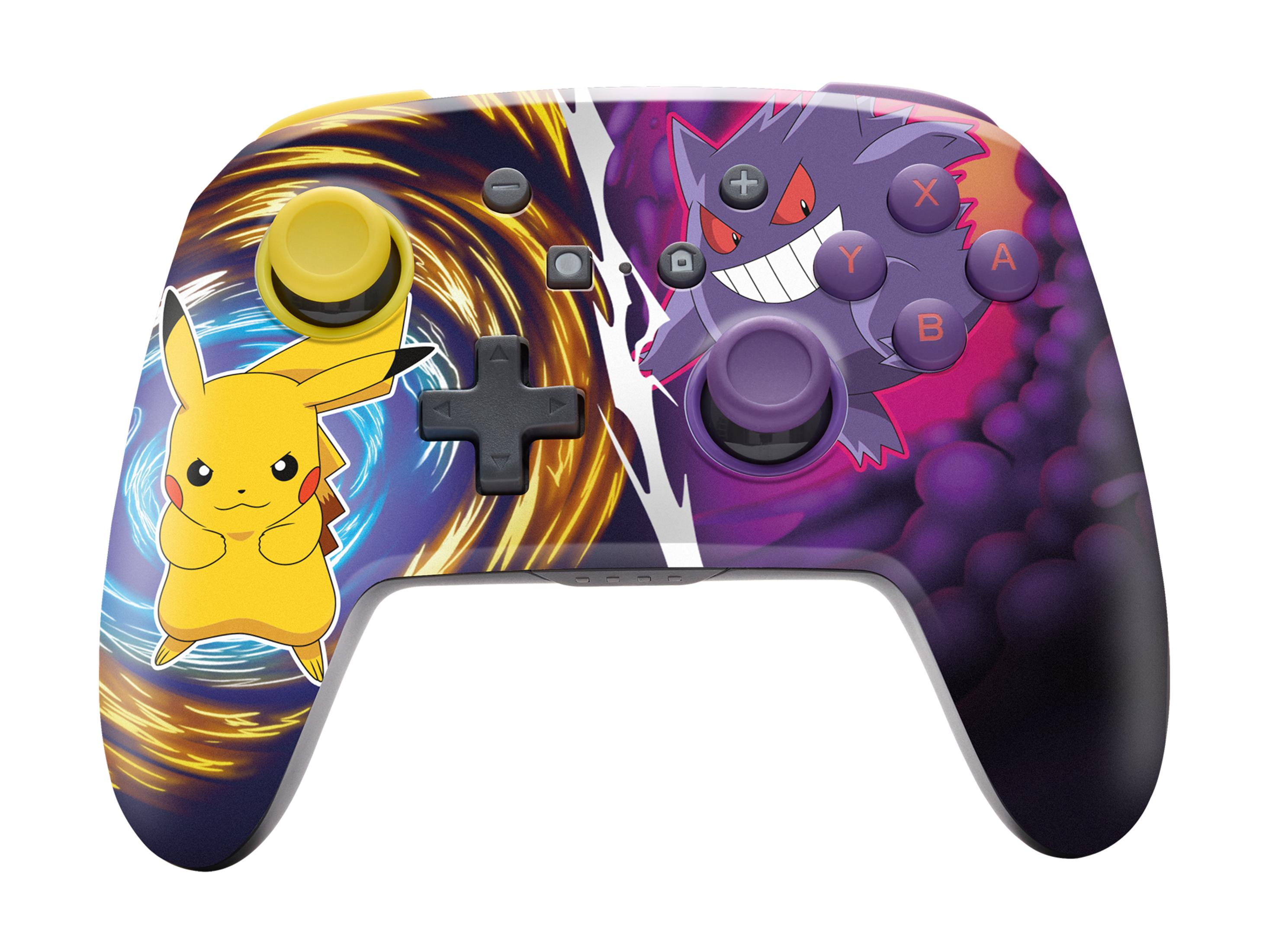 Un controller Nintendo Switch con design di Pikachu e Gengar su sfondo bianco.