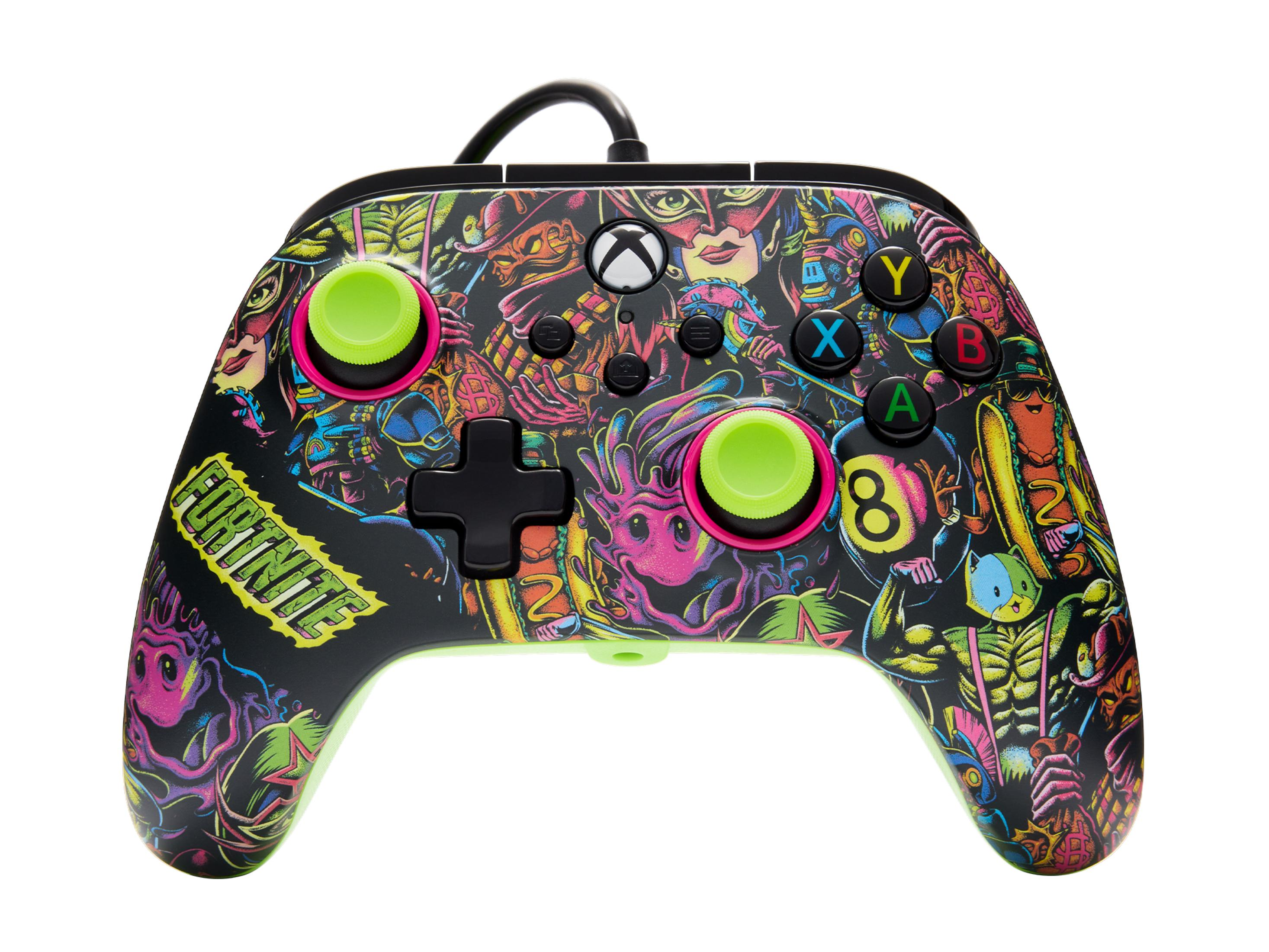 Un controller Xbox PowerA a tema Fortnite con colori vivaci e grafica dei personaggi, su uno sfondo bianco.