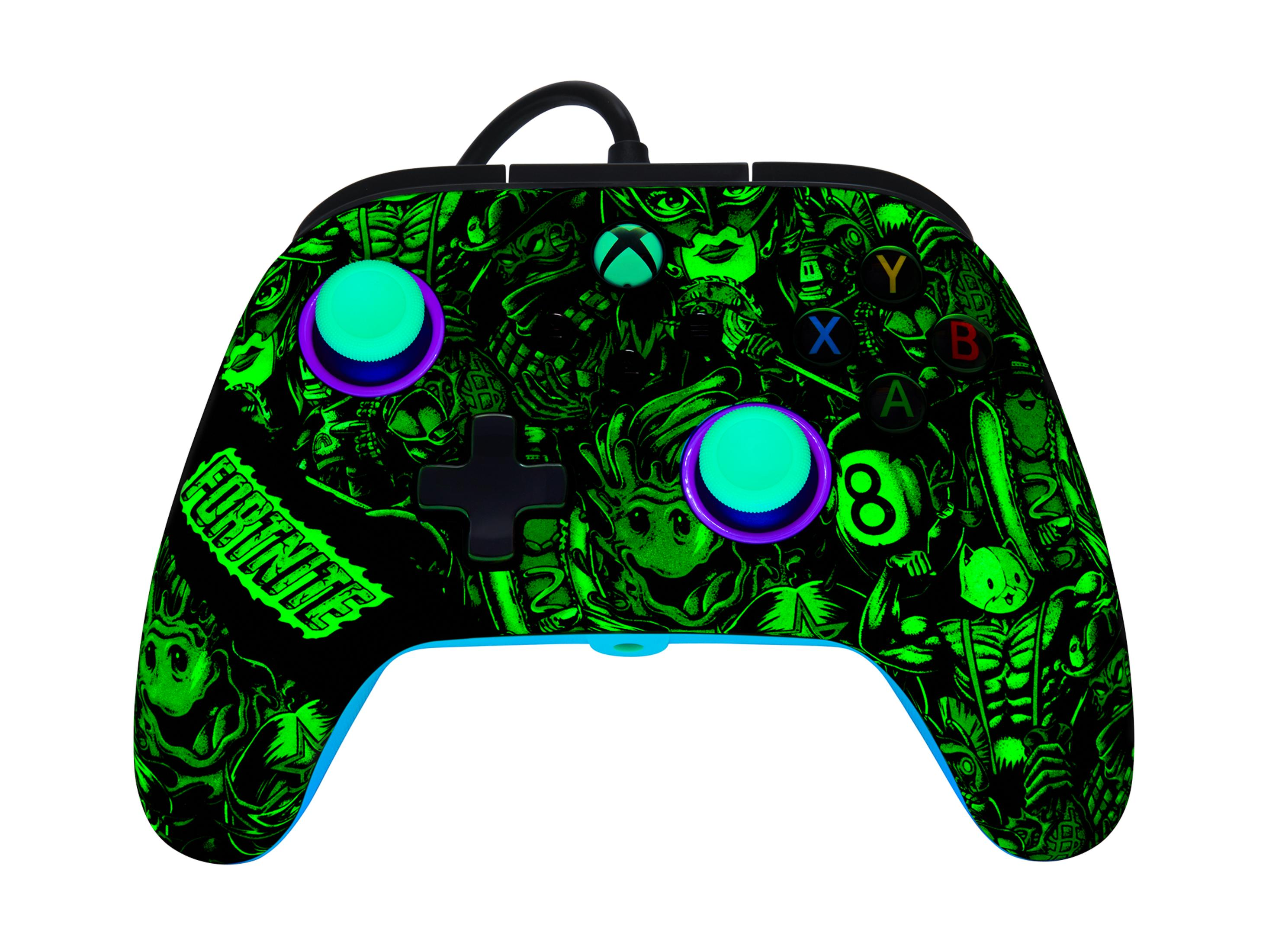 Un controller di gioco Fortnite nero e verde con pulsanti verde neon e un cavo nero.