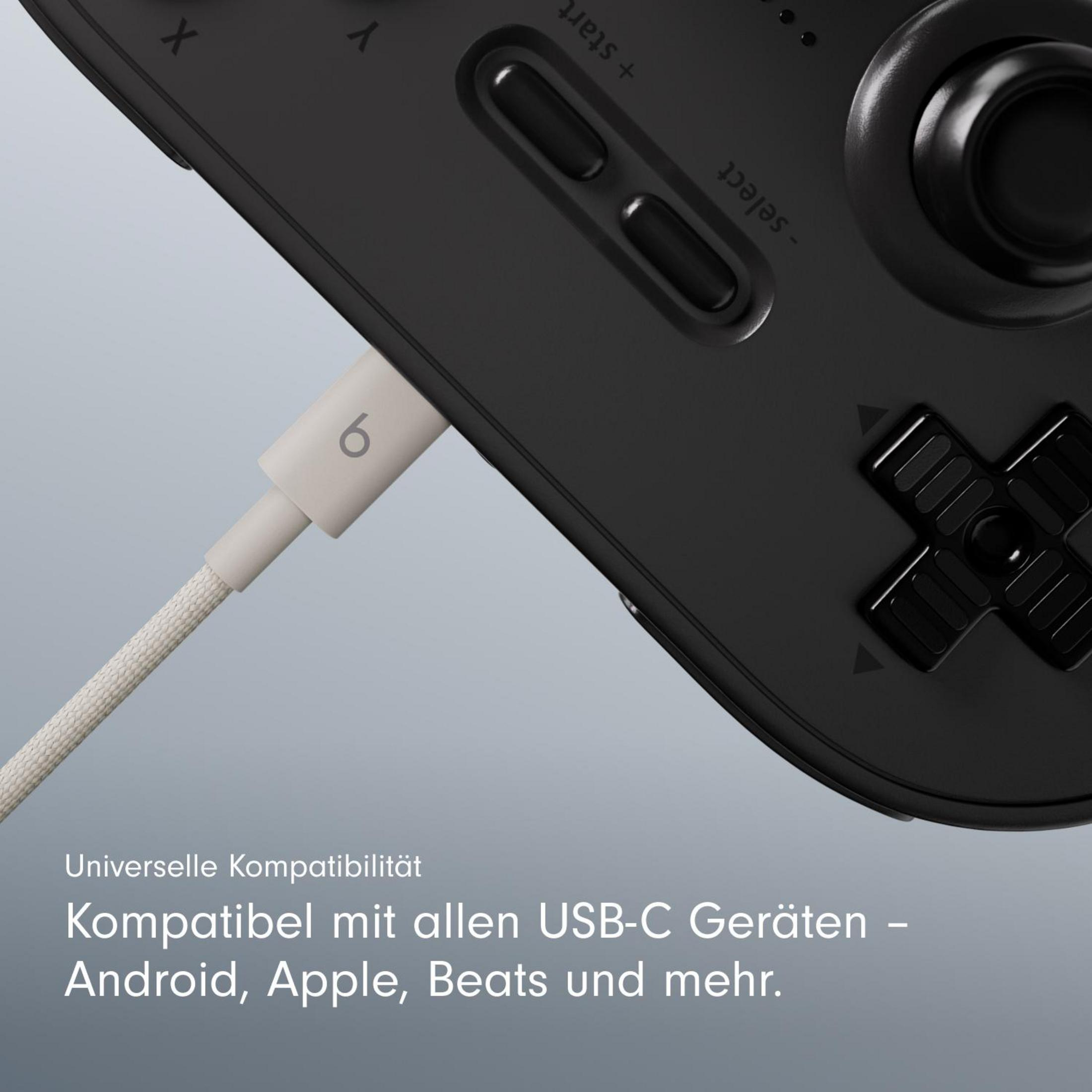 Ein schwarzer Gamecontroller, verbunden mit einem beigen Beats USB-C-Kabel. Das Kabel ist eingesteckt.