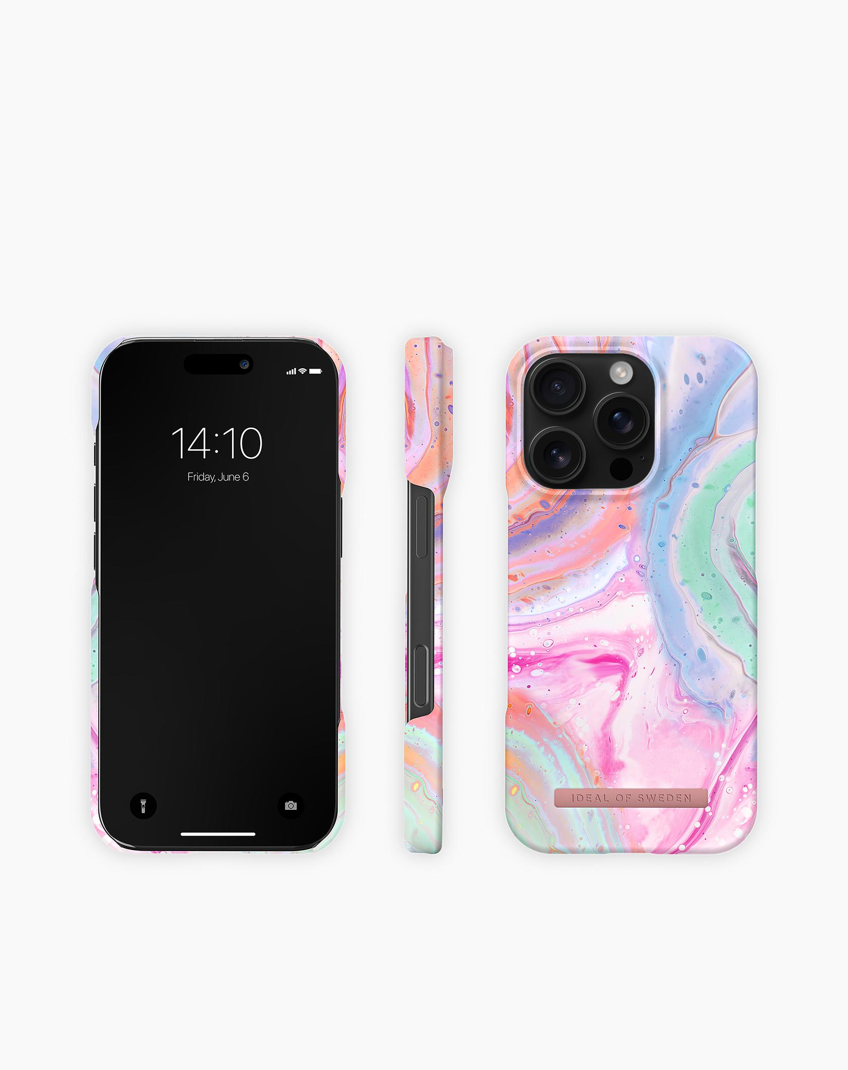 Telefon in bunter Hülle mit Zeitanzeige.
