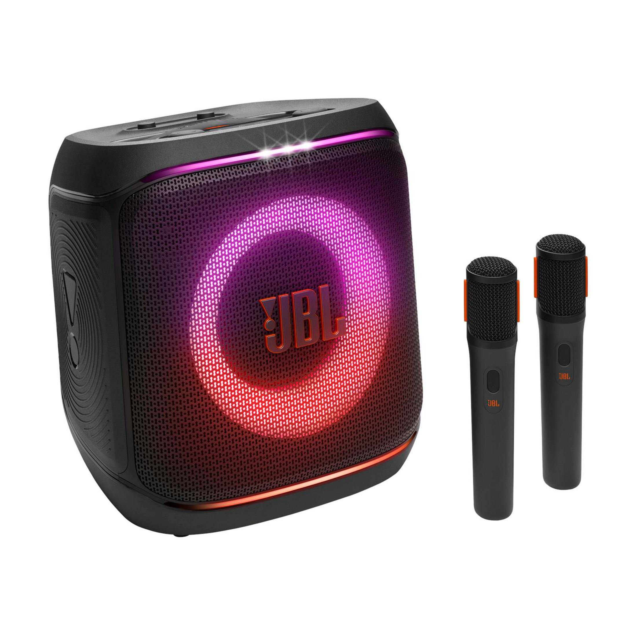 Un altoparlante JBL PartyBox Encore Essential con due microfoni per karaoke, con luci colorate.