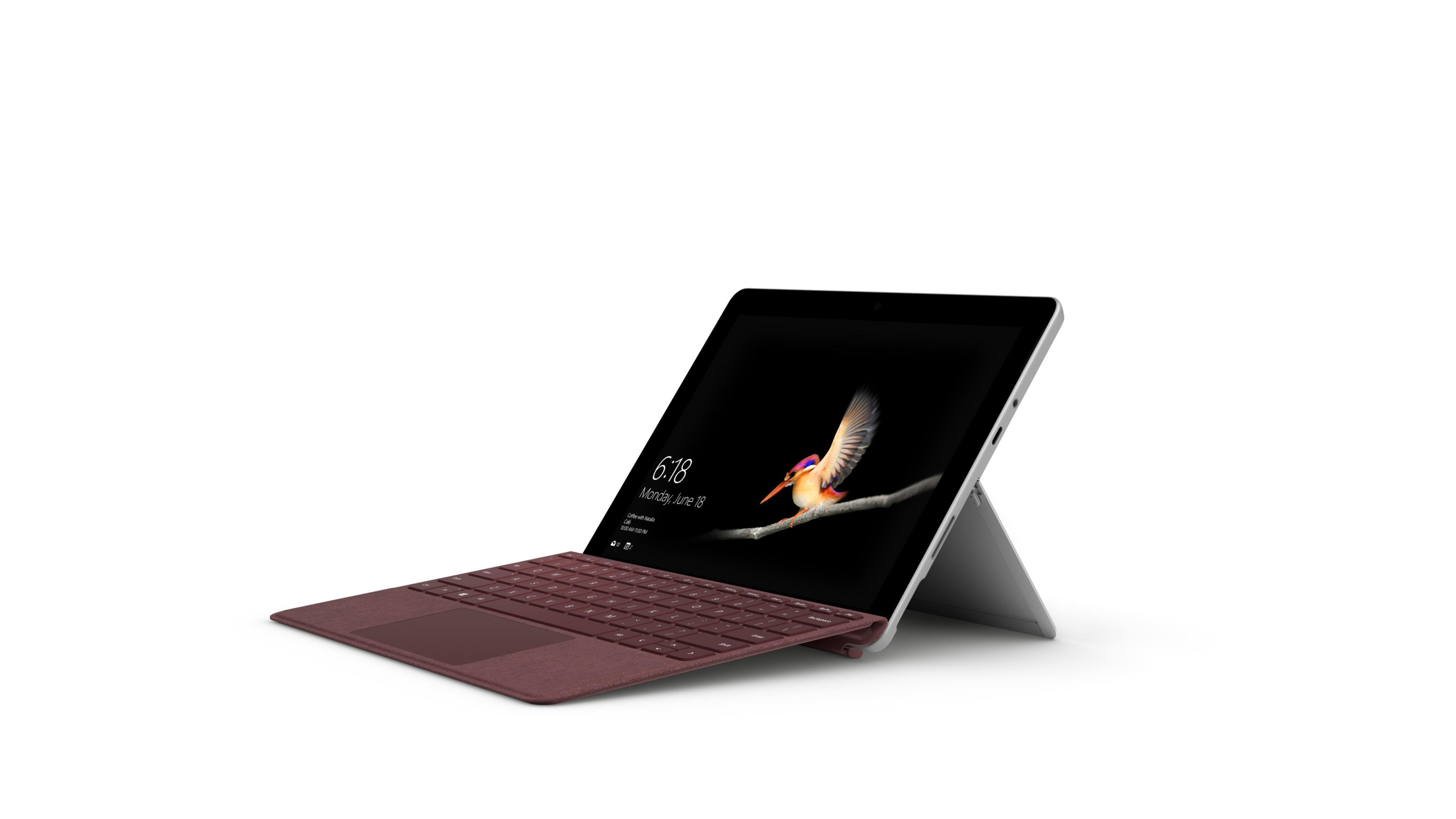 Eine rote Tastatur ist an einem Tablet-Bildschirm befestigt.