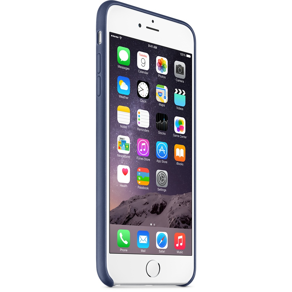 Un iPhone 6/6s in una custodia in pelle blu scuro che mostra la schermata iniziale di iOS 9 con varie icone di app.