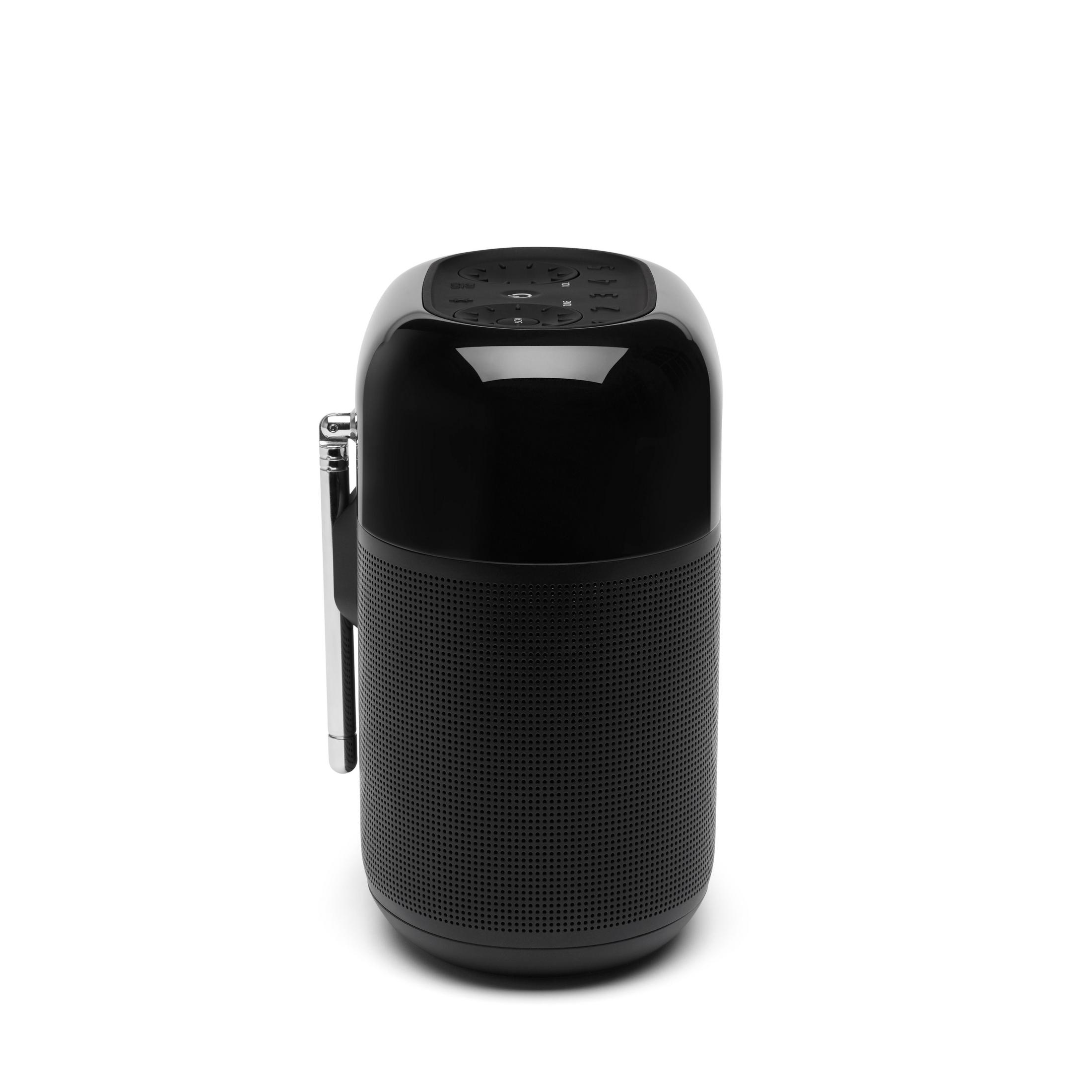Una radio JBL nera con display digitale e antenna su uno sfondo bianco.