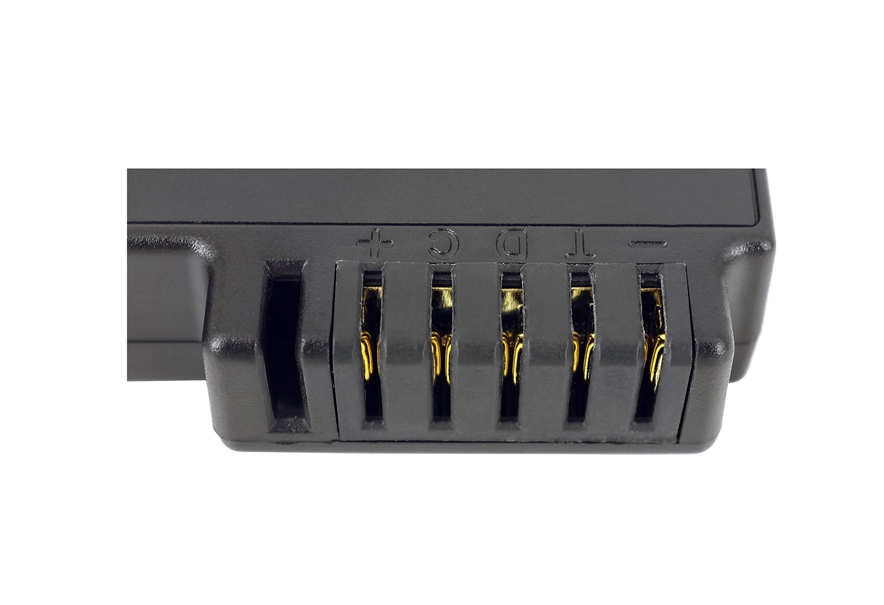 Un pacco batteria nero con terminali visibili contrassegnati con +, -, DC e un simbolo T.
