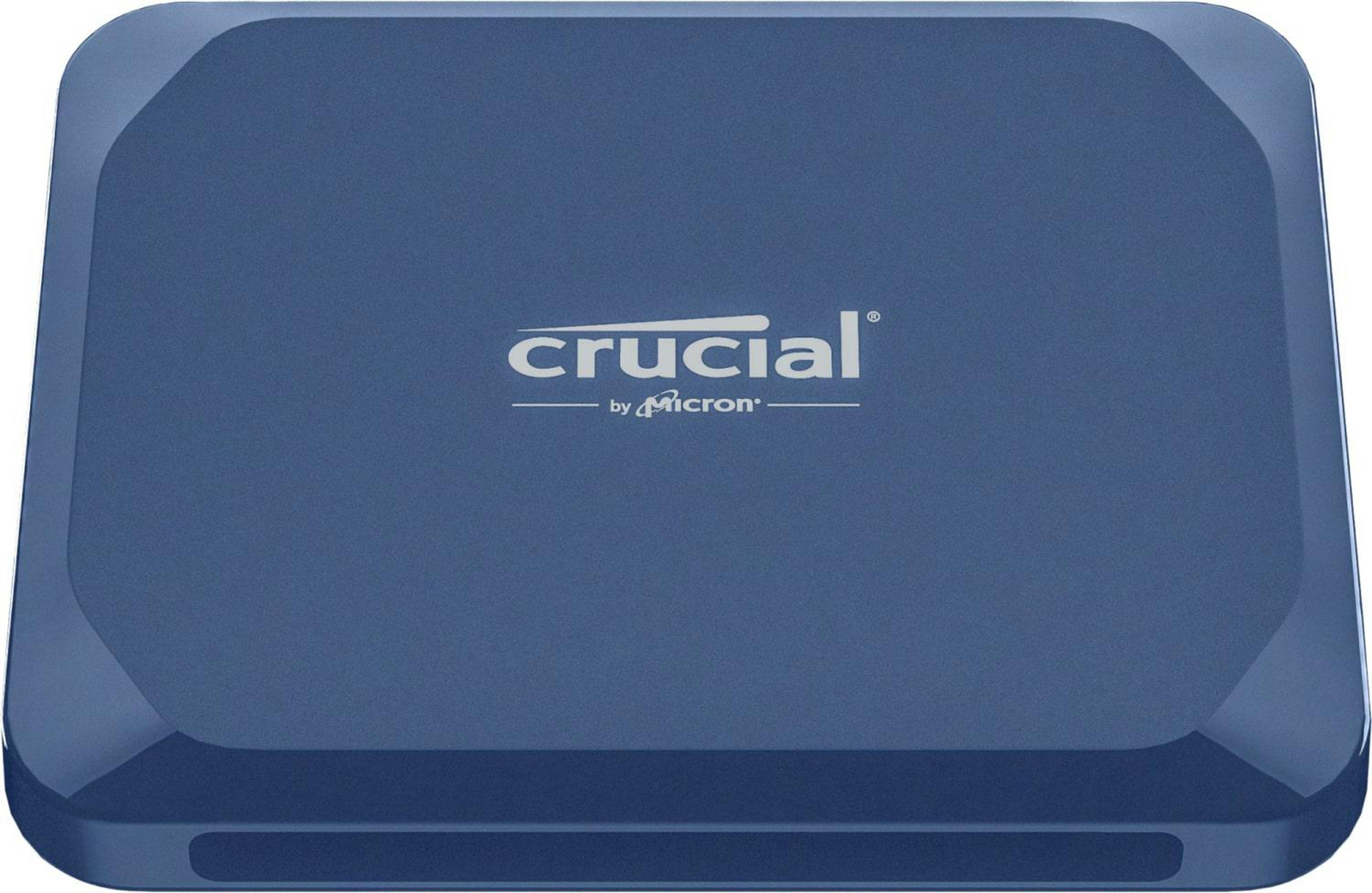 Niebieski zewnętrzny dysk SSD Crucial z zaokrąglonymi rogami i logo 'Crucial' wyśrodkowanym na powierzchni.