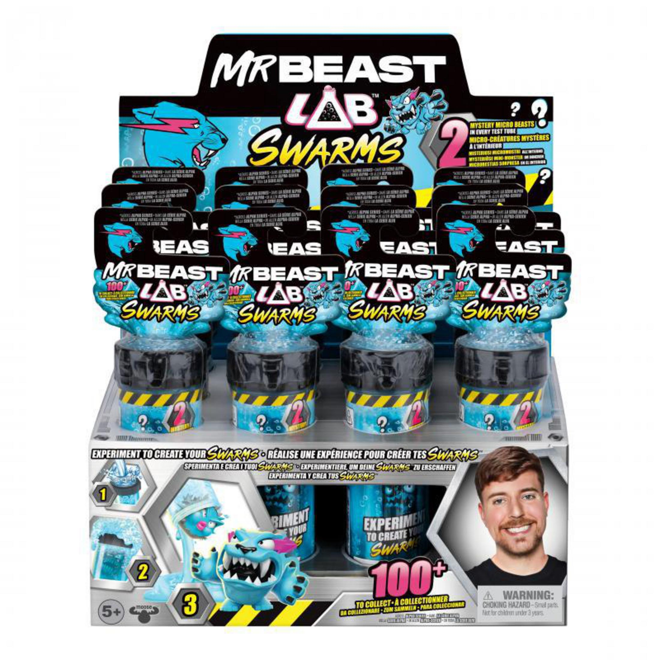 Una scatola da esposizione MrBeast Lab Swarms con giocattoli di mostri blu in contenitori trasparenti.