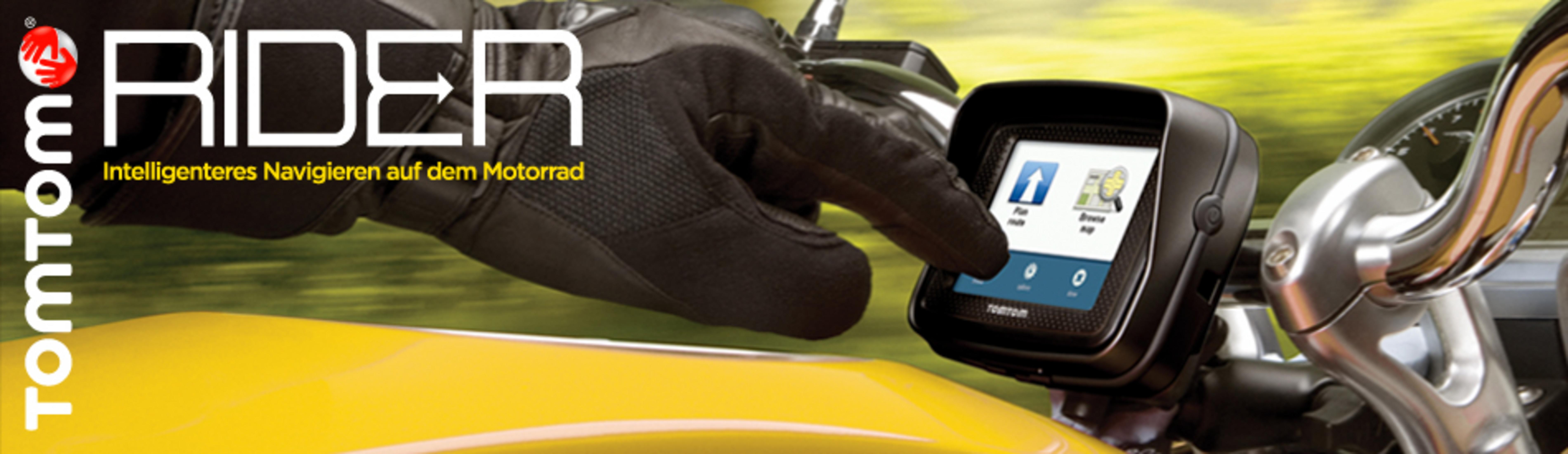 Eine behandschuhte Hand berührt ein TomTom Rider GPS-Gerät auf einem Motorrad, mit Text auf Deutsch.