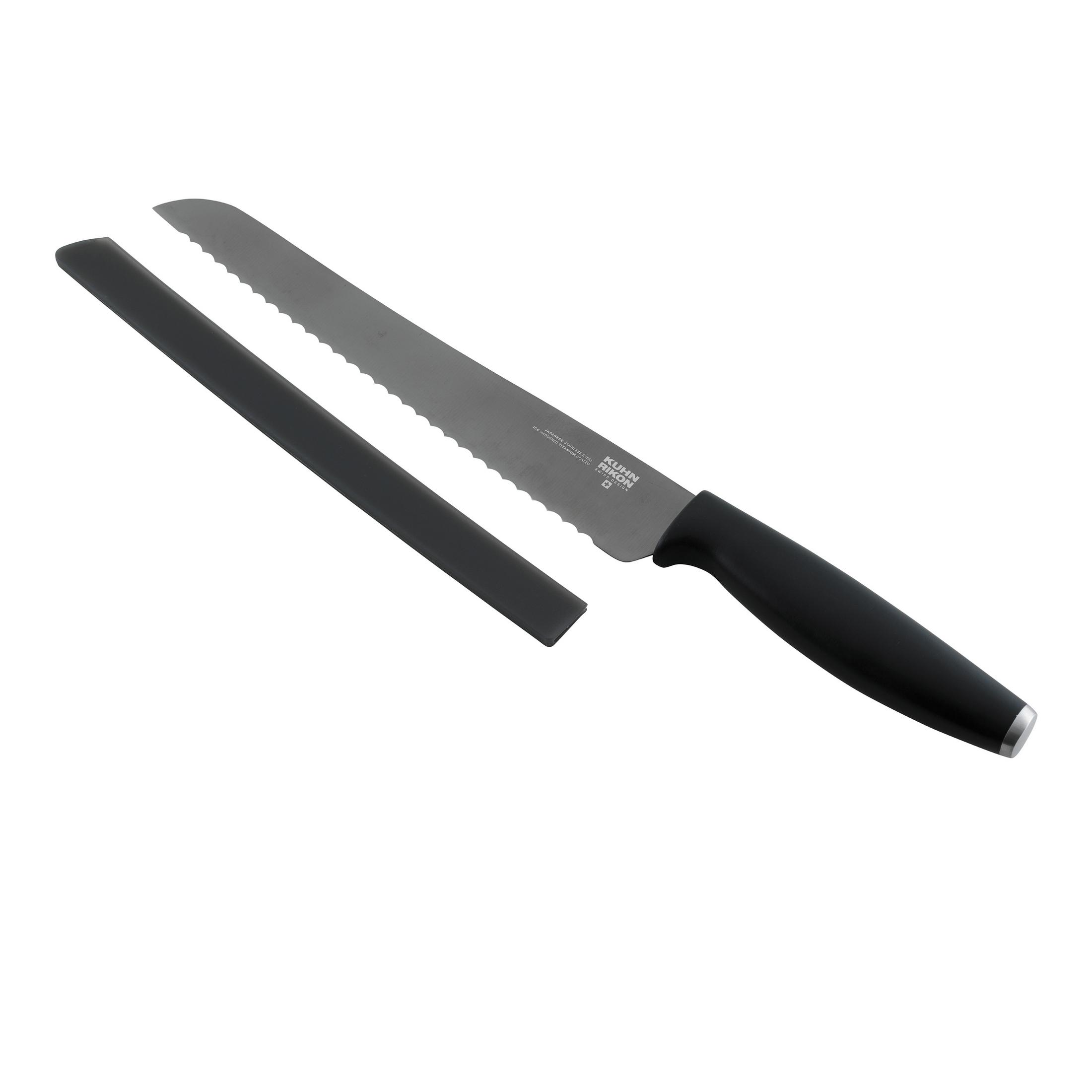Ein graues Brotmesser mit Wellenschliff, schwarzem Griff und einer grauen Klingenschutzhülle befindet sich auf einem weißen Hintergrund.