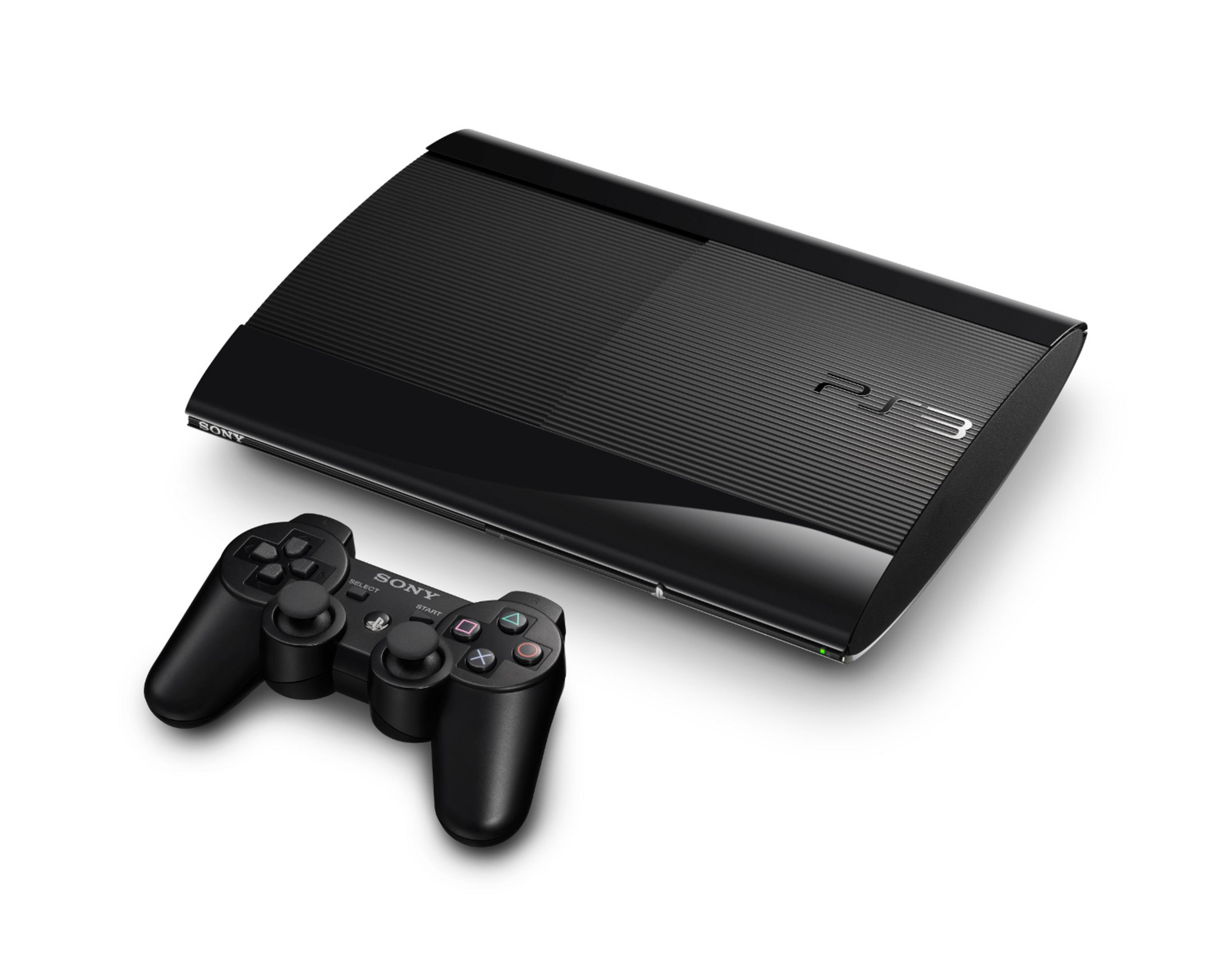Schwarze PlayStation 3-Konsole mit passendem Controller auf weißem Hintergrund.