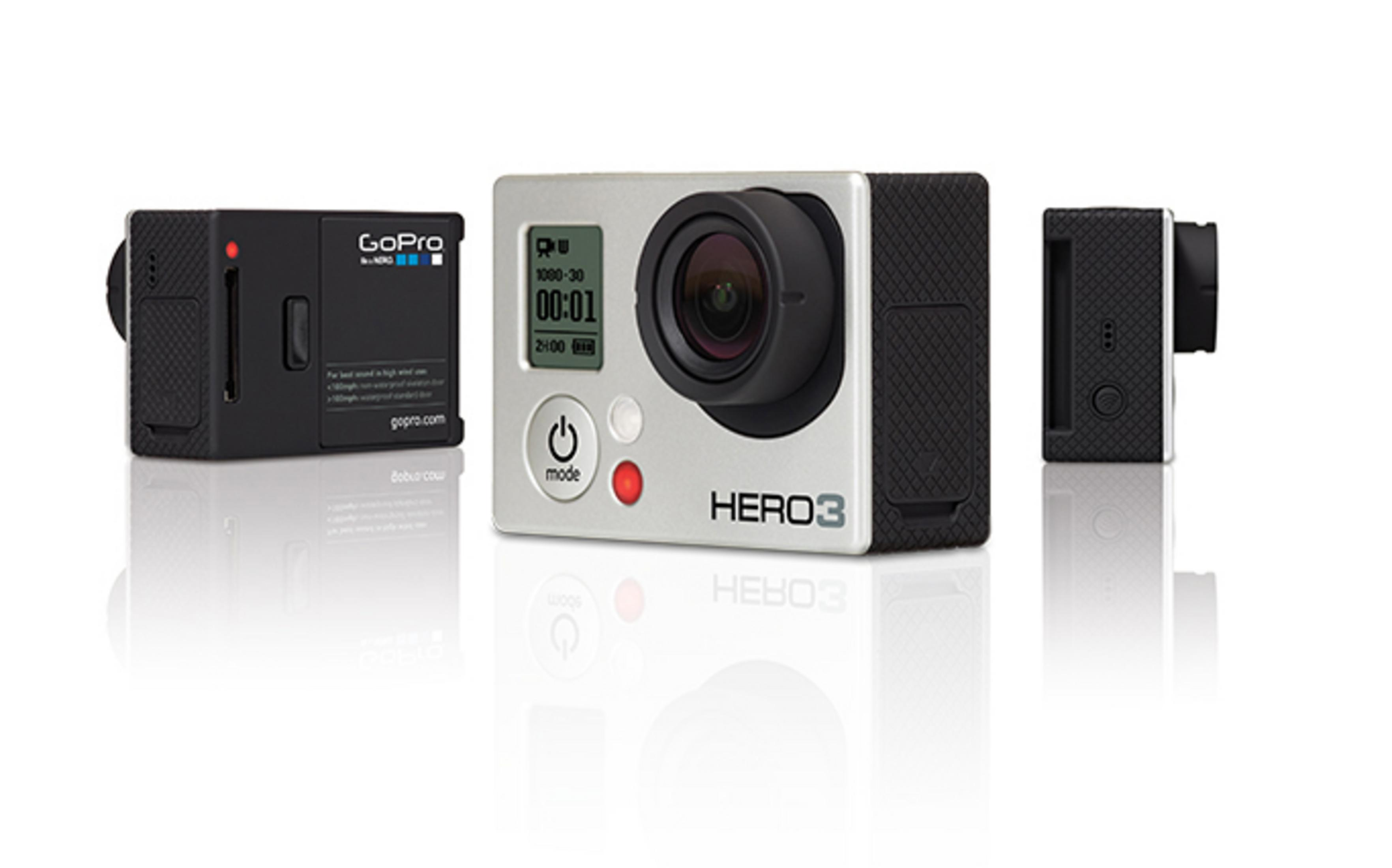 Drei GoPro Hero3-Kameras in verschiedenen Gehäusen, Vorder-, Seiten- und Rückansicht, auf einem weißen Hintergrund mit Reflexionen.