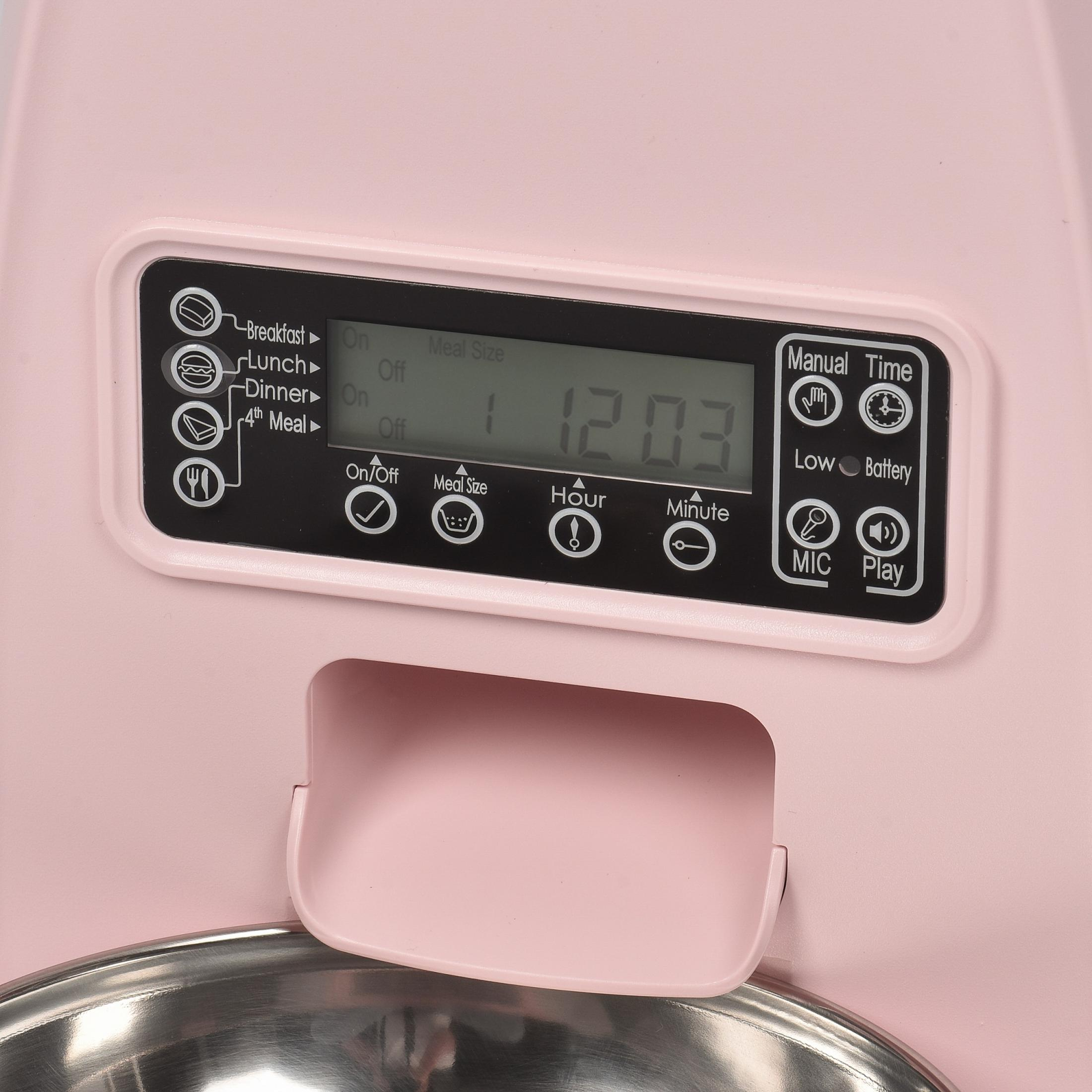 Nahaufnahme des digitalen Displays und des Edelstahlnapfs eines rosa Dogness-Futterautomaten.