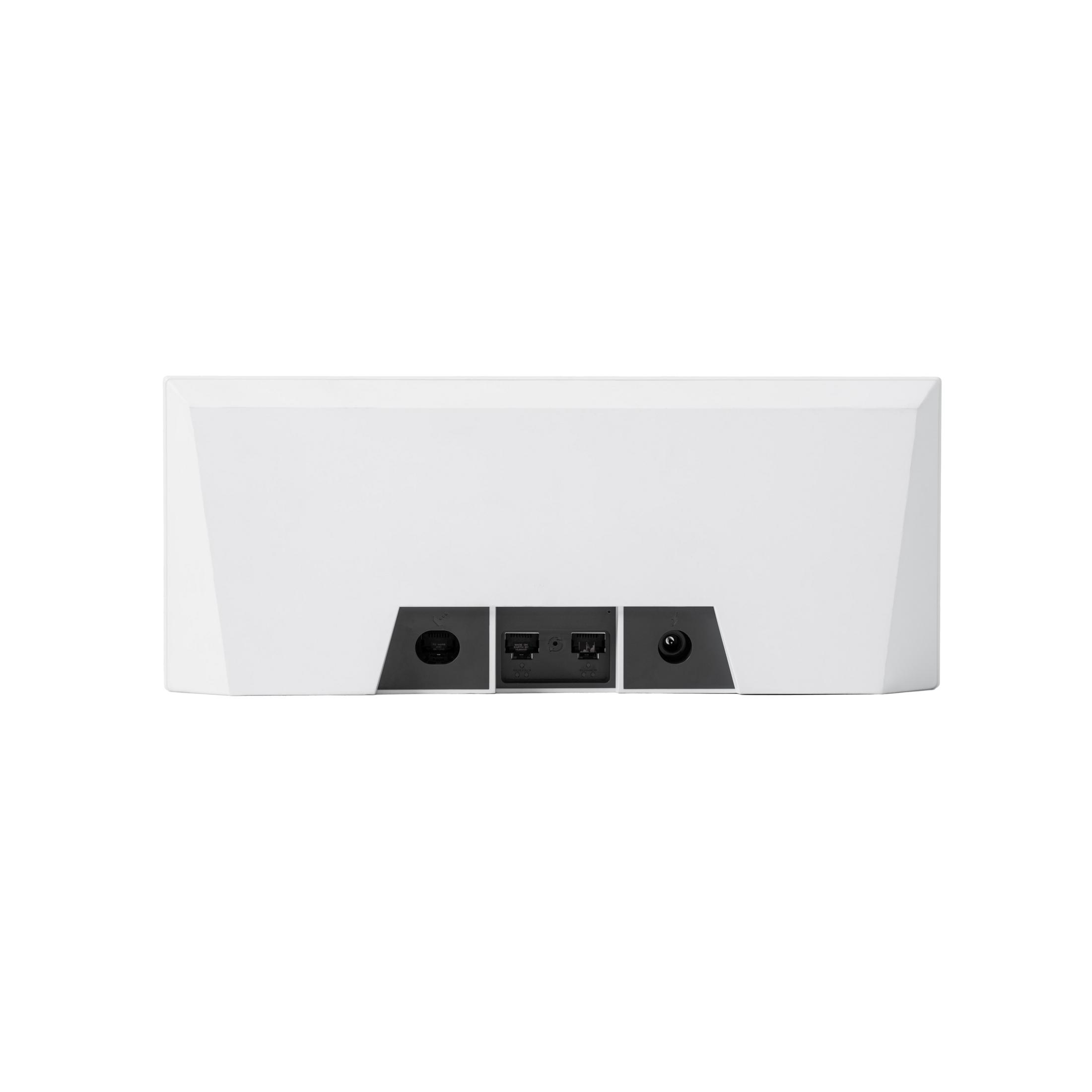 Un oggetto rettangolare bianco con porte e connessioni sul pannello posteriore. L'oggetto è rivolto verso la fotocamera.