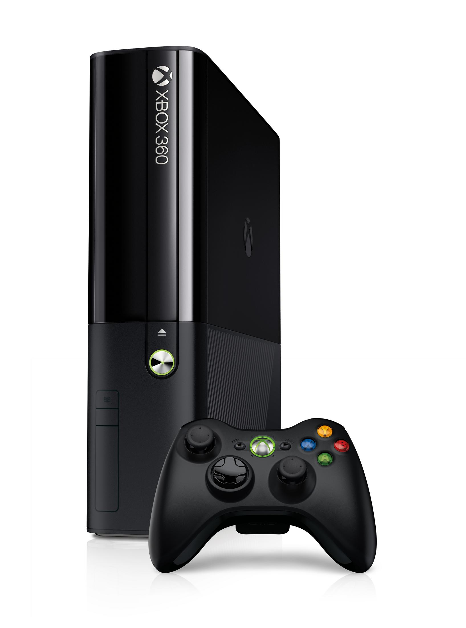 Eine schwarze Xbox 360-Konsole und ein Controller auf weißem Hintergrund, leicht abgewinkelt.