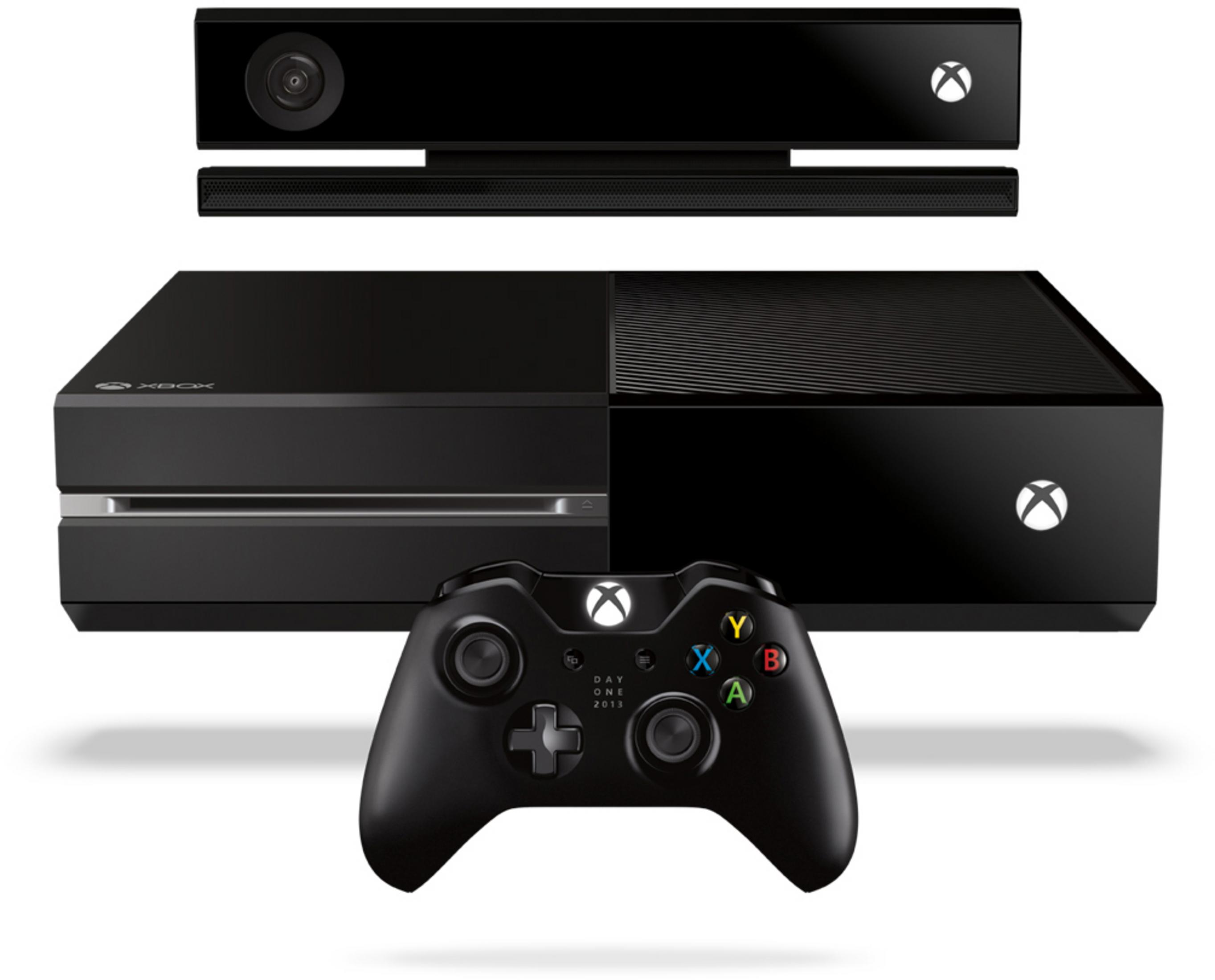 Eine Xbox One Konsole, Kinect und Controller sind auf einem weißen Hintergrund gestapelt.