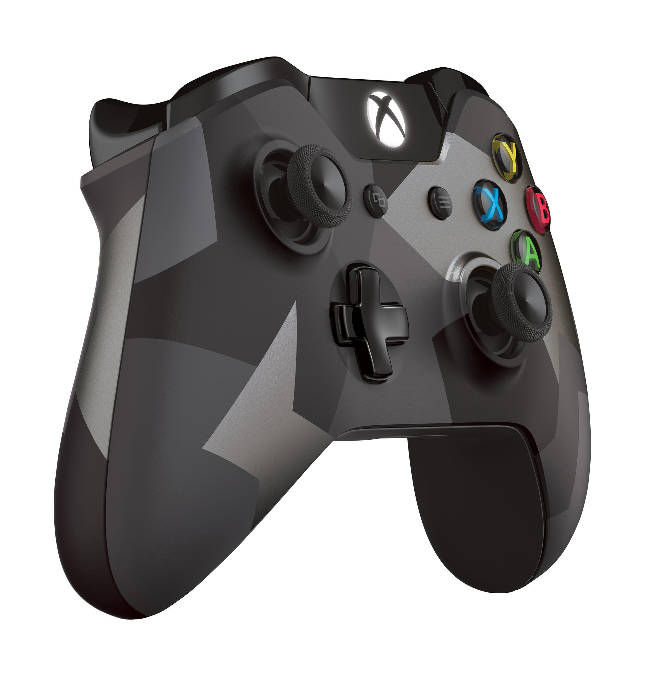 Eine Nahaufnahme eines Xbox One-Controllers mit einem Camouflage-Muster in Graustufen. Der Controller ist geneigt.