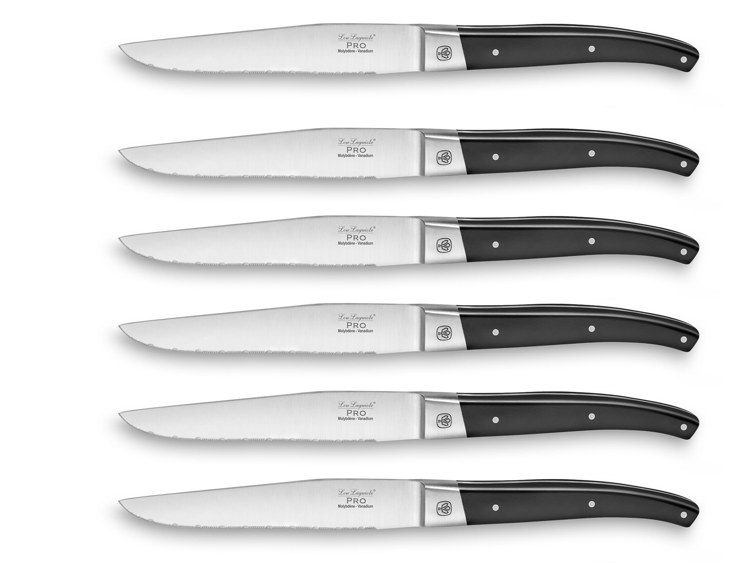 Sechs Laguiole PRO Steakmesser mit Edelstahlklingen und schwarzen Griffen, in Reihen angeordnet.