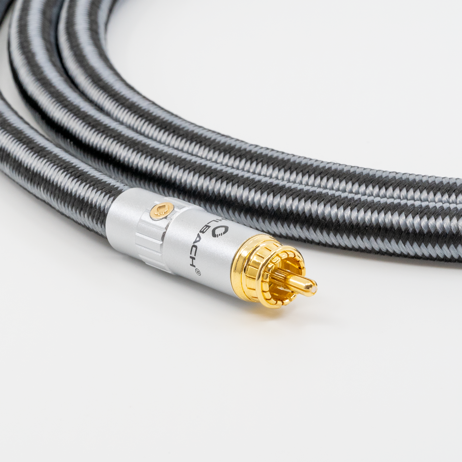 Nahaufnahme eines schwarz-grauen Audiokabels mit einem silbernen und goldenen Stecker. Die Marke Oehlbach ist sichtbar.