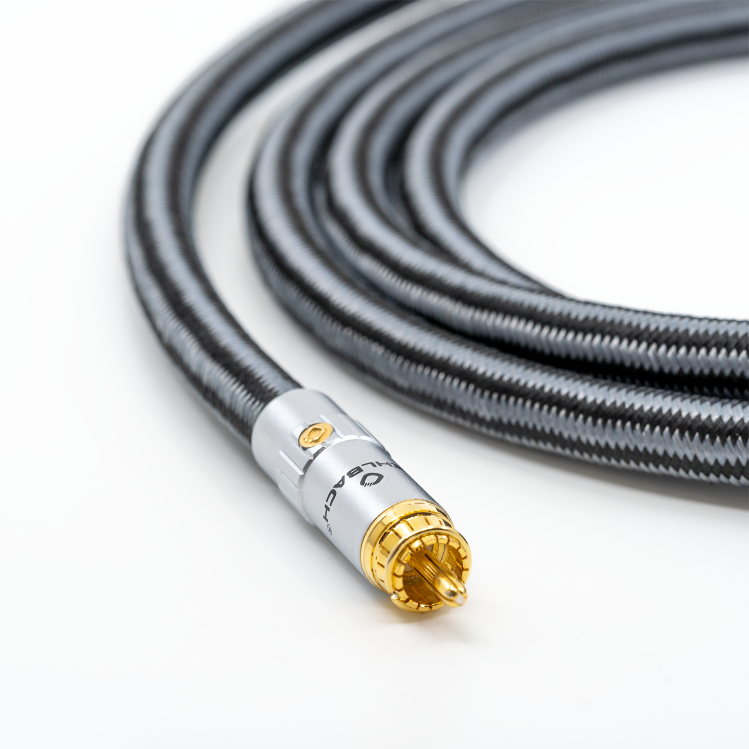 Nahaufnahme eines schwarz-grauen Audiokabels mit einem silbernen und goldenen Stecker. Die Marke Oehlbach ist sichtbar.