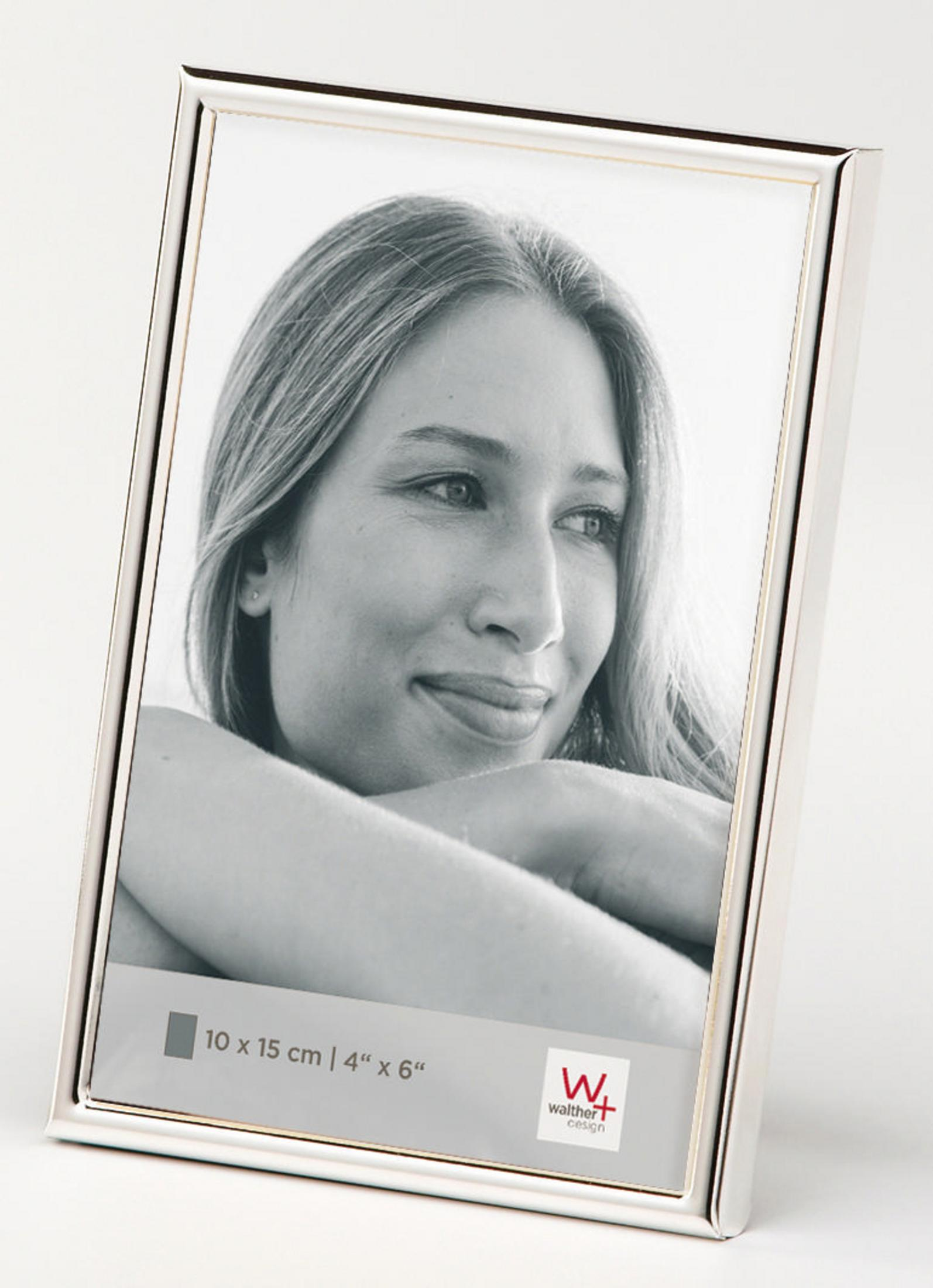 Schwarz-Weiß-Foto einer Frau in einem Silberrahmen, die wegsieht.