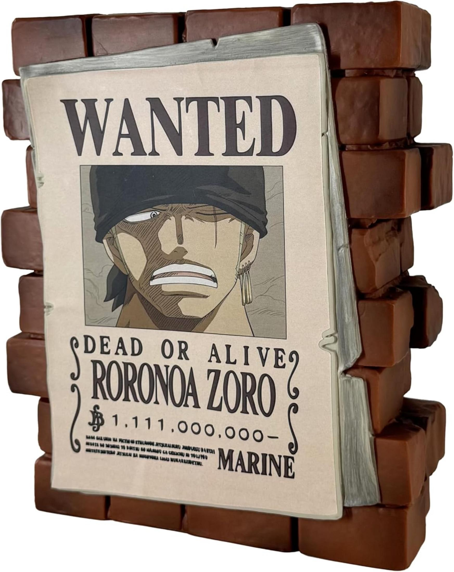 Un póster de "Se Busca" de Roronoa Zoro de One Piece, enmarcado por ladrillos falsos y montones de dinero.