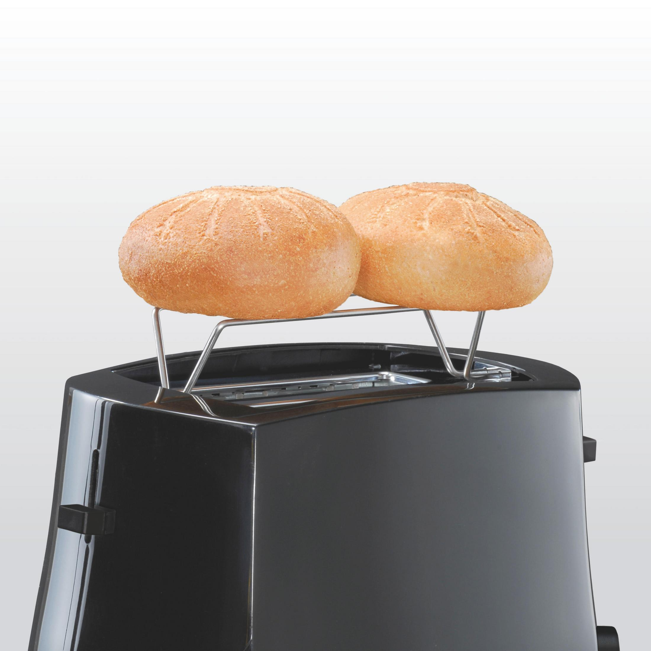 Ein schwarzer Toaster mit zwei Brötchen auf einem Metallgestell vor einem weißen Hintergrund.