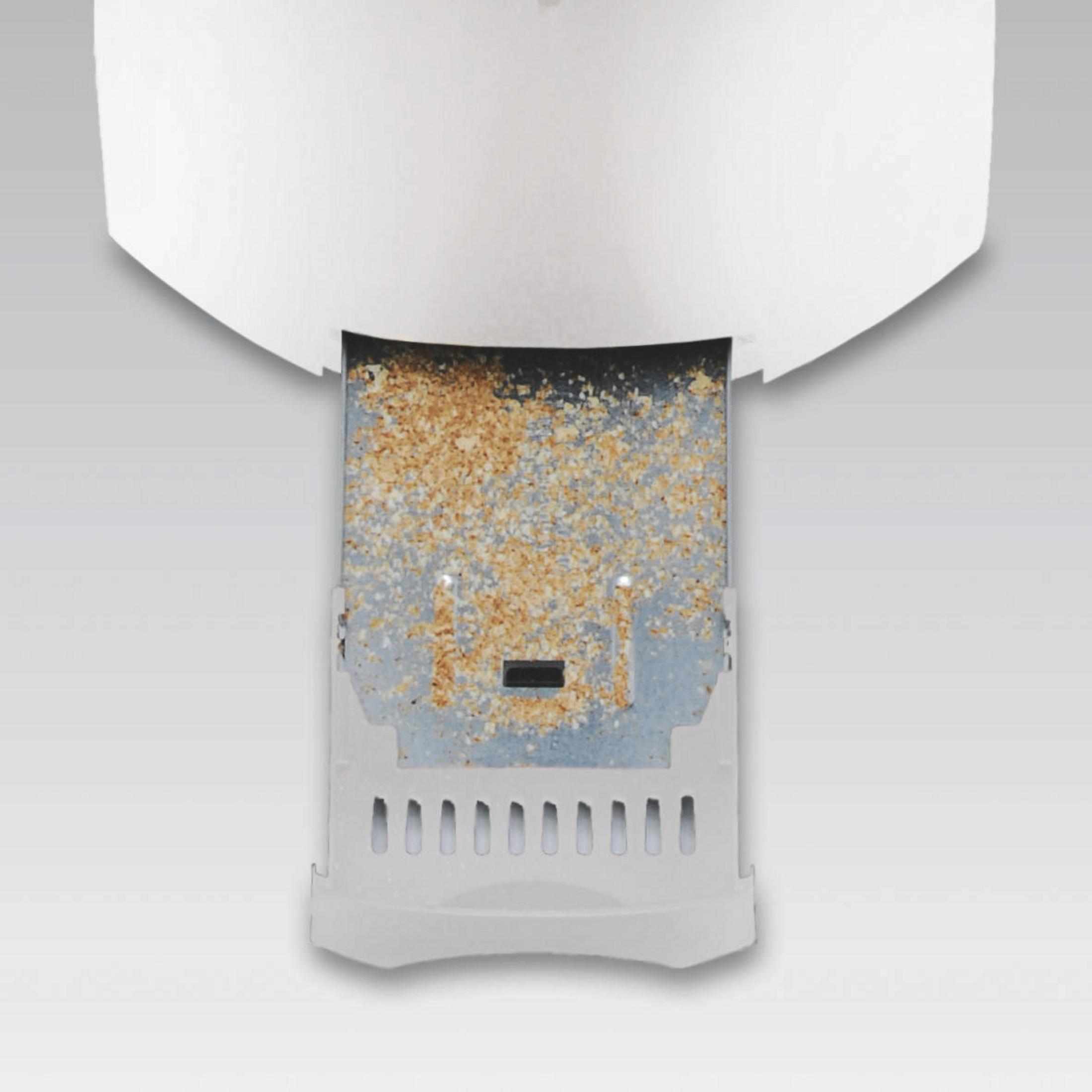 Eine Toaster-Krümelschublade voller Krümel, vor einem weißen Hintergrund.