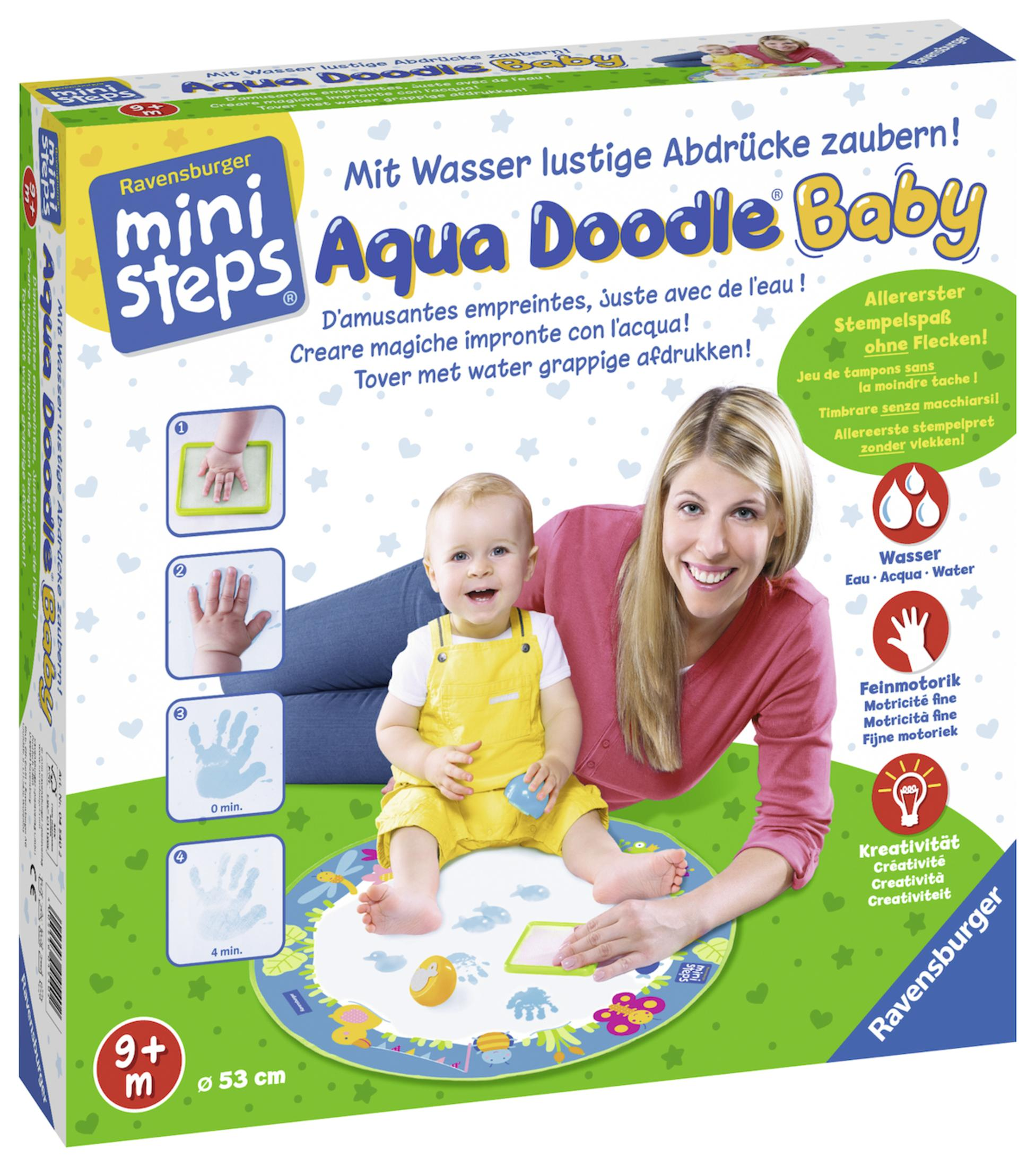 Mutter und Baby spielen mit einer Wasser-Doodle-Matte. Das Baby trägt gelbe Latzhosen.