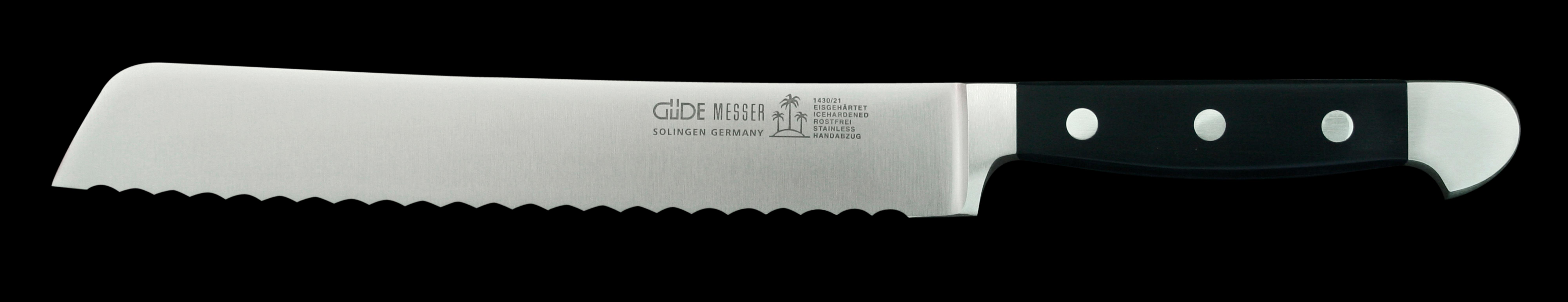 Ein Brotmesser mit schwarzem Griff und Wellenschliff auf schwarzem Hintergrund.
