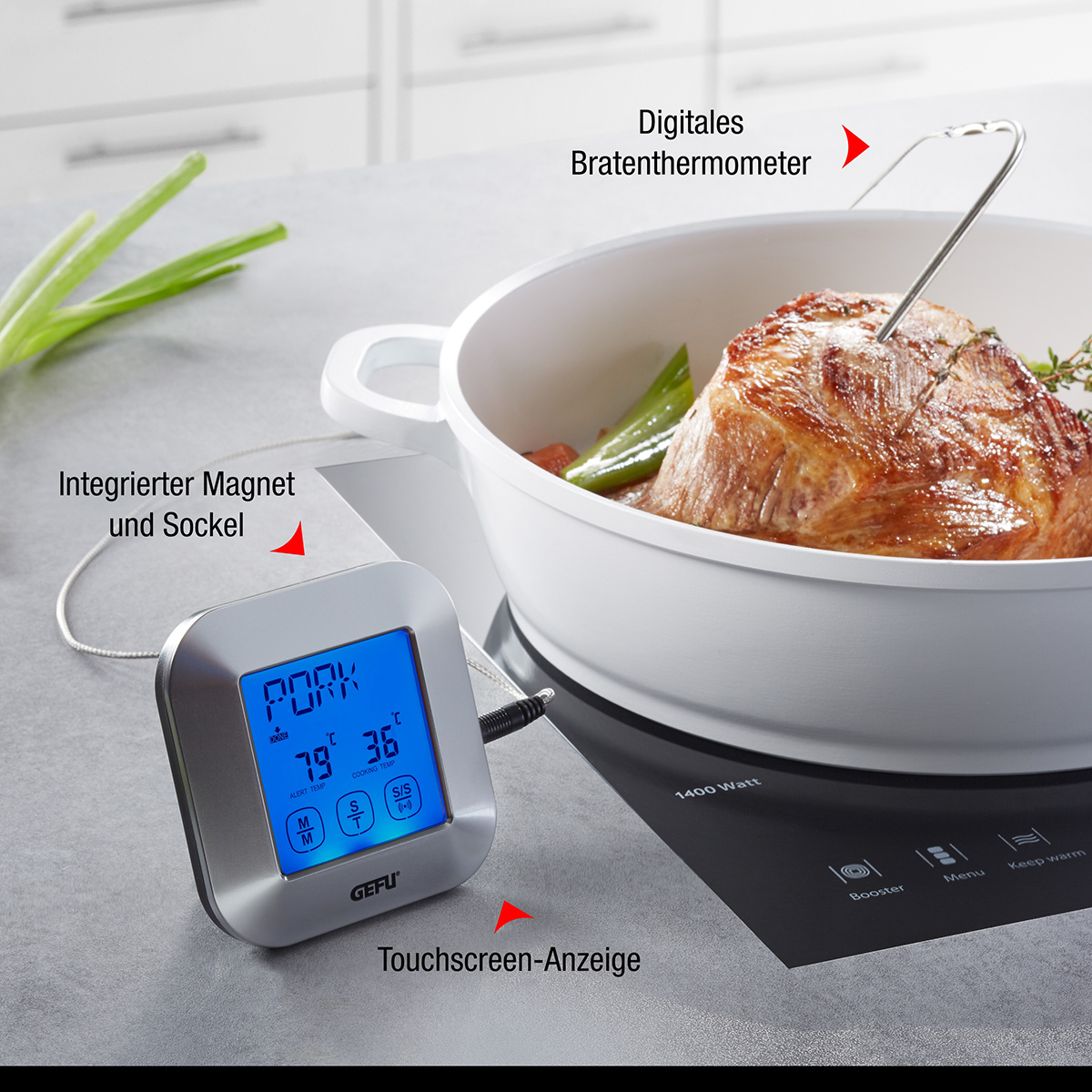 Digitales Fleischthermometer mit Schweinefleisch-Einstellung und Sonde in einem Topf.