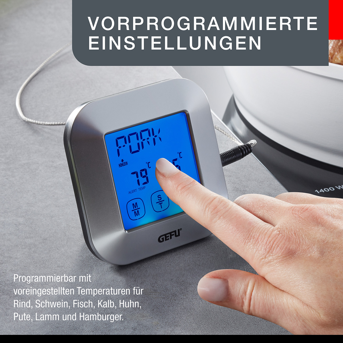 Hand berührt digitales Fleischthermometer, eingestellt auf Schweinefleisch bei 79°C.