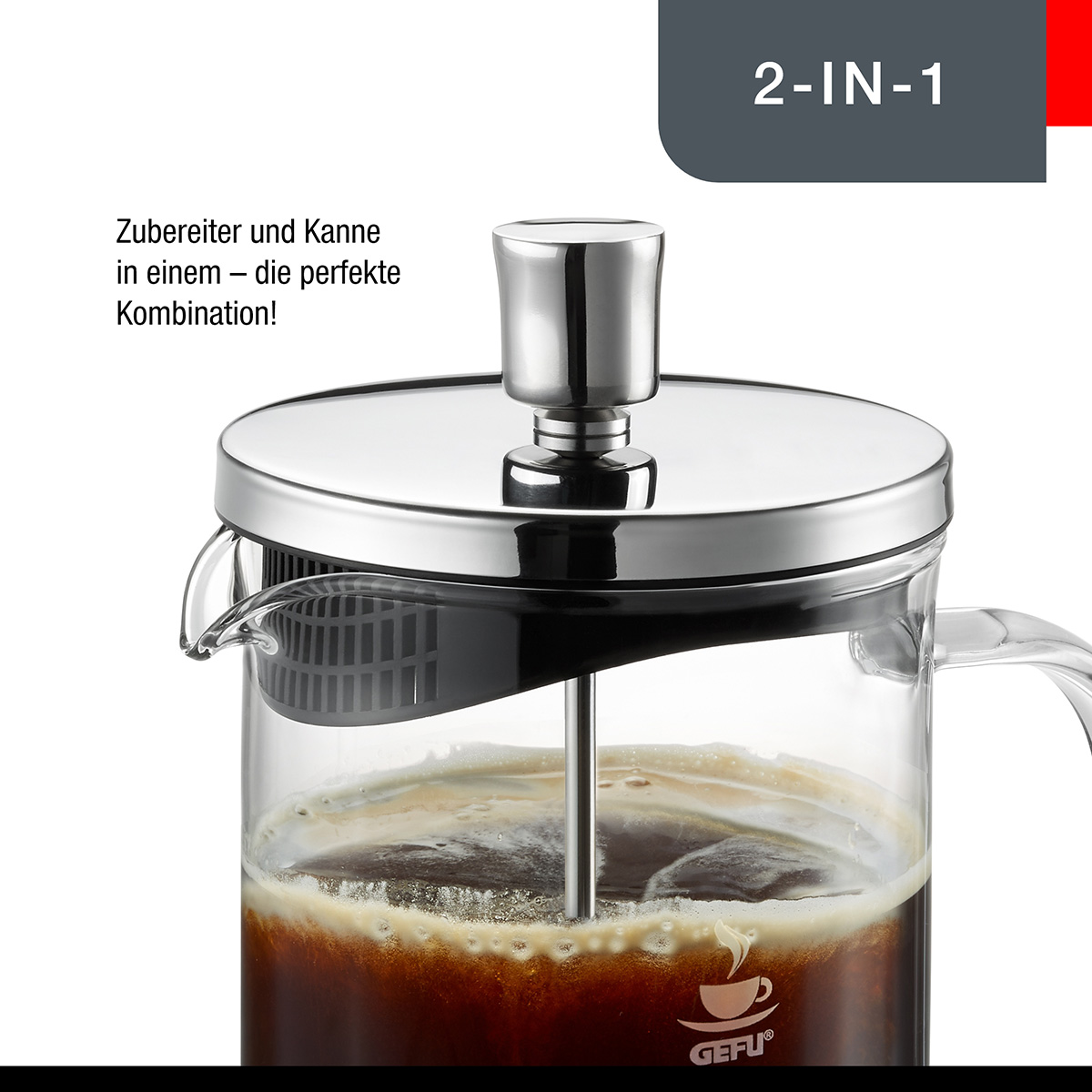 Eine Nahaufnahme einer French Press mit Kaffee im Inneren, die ihren Edelstahldeckel und klaren Glaskörper zeigt.