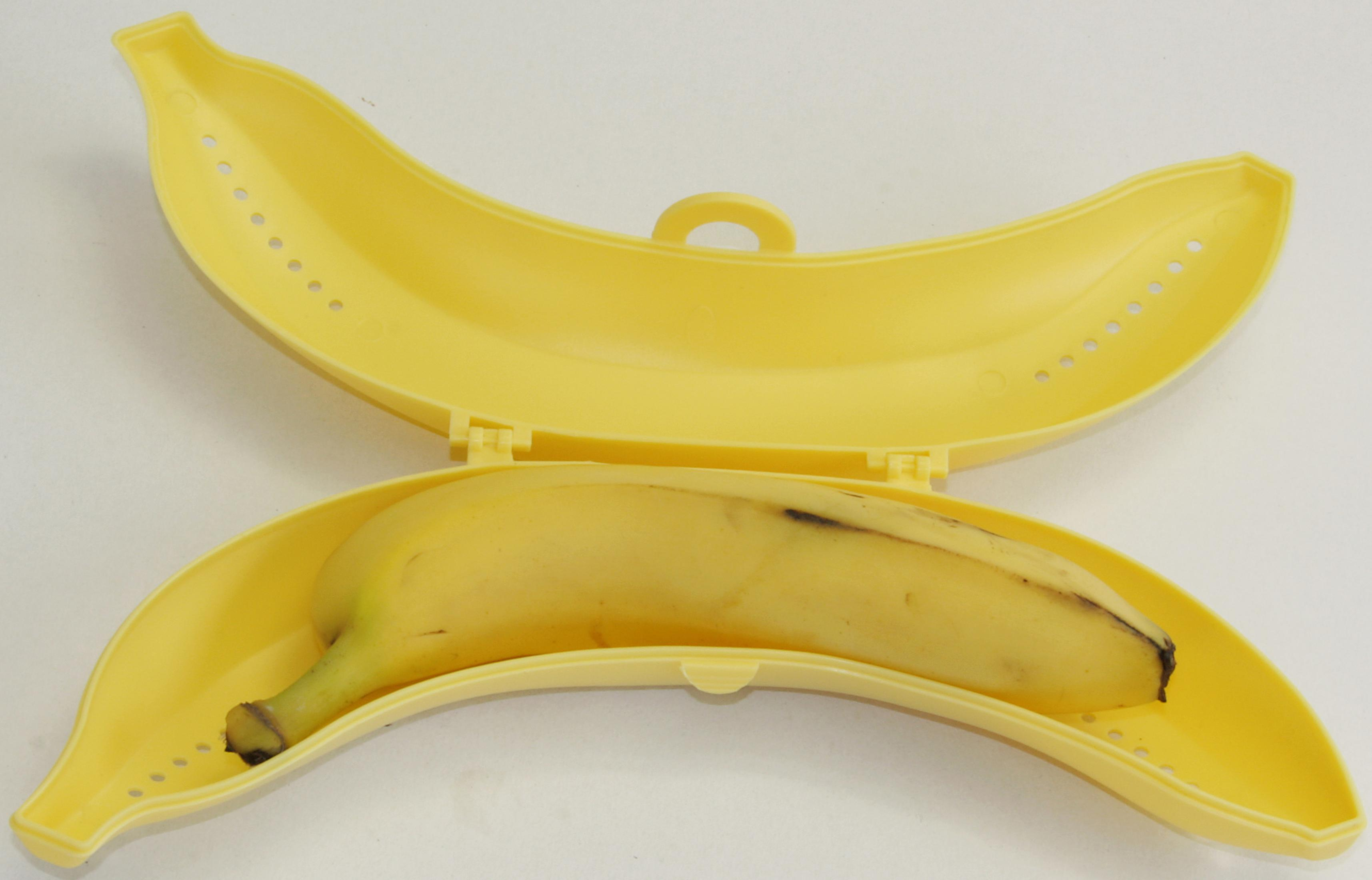 Geöffnete gelbe Bananentasche. Eine Banane befindet sich in der Tasche.