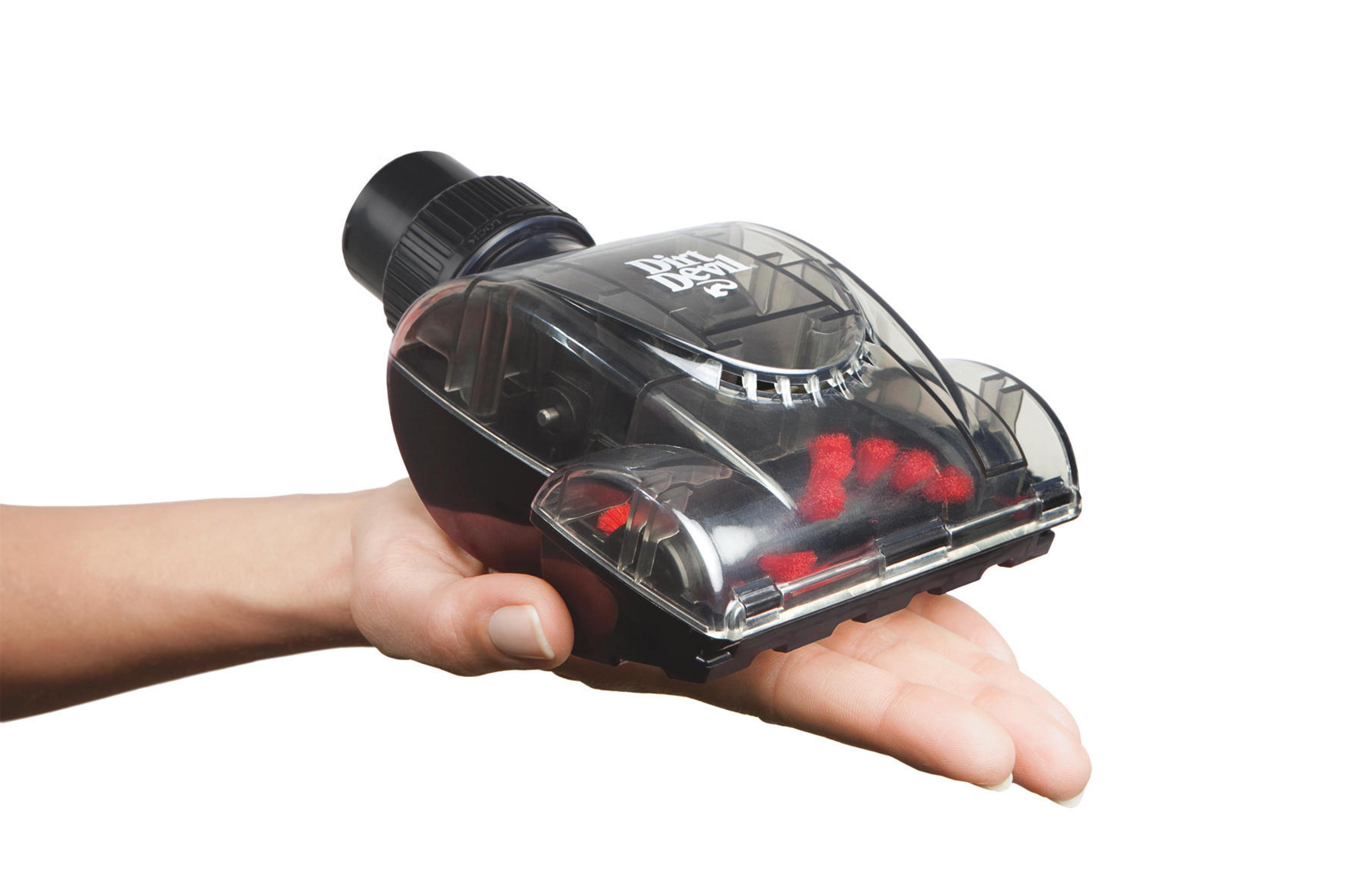 Una mano che tiene una testina per aspirapolvere Dirt Devil trasparente con spazzole rosse su uno sfondo bianco.