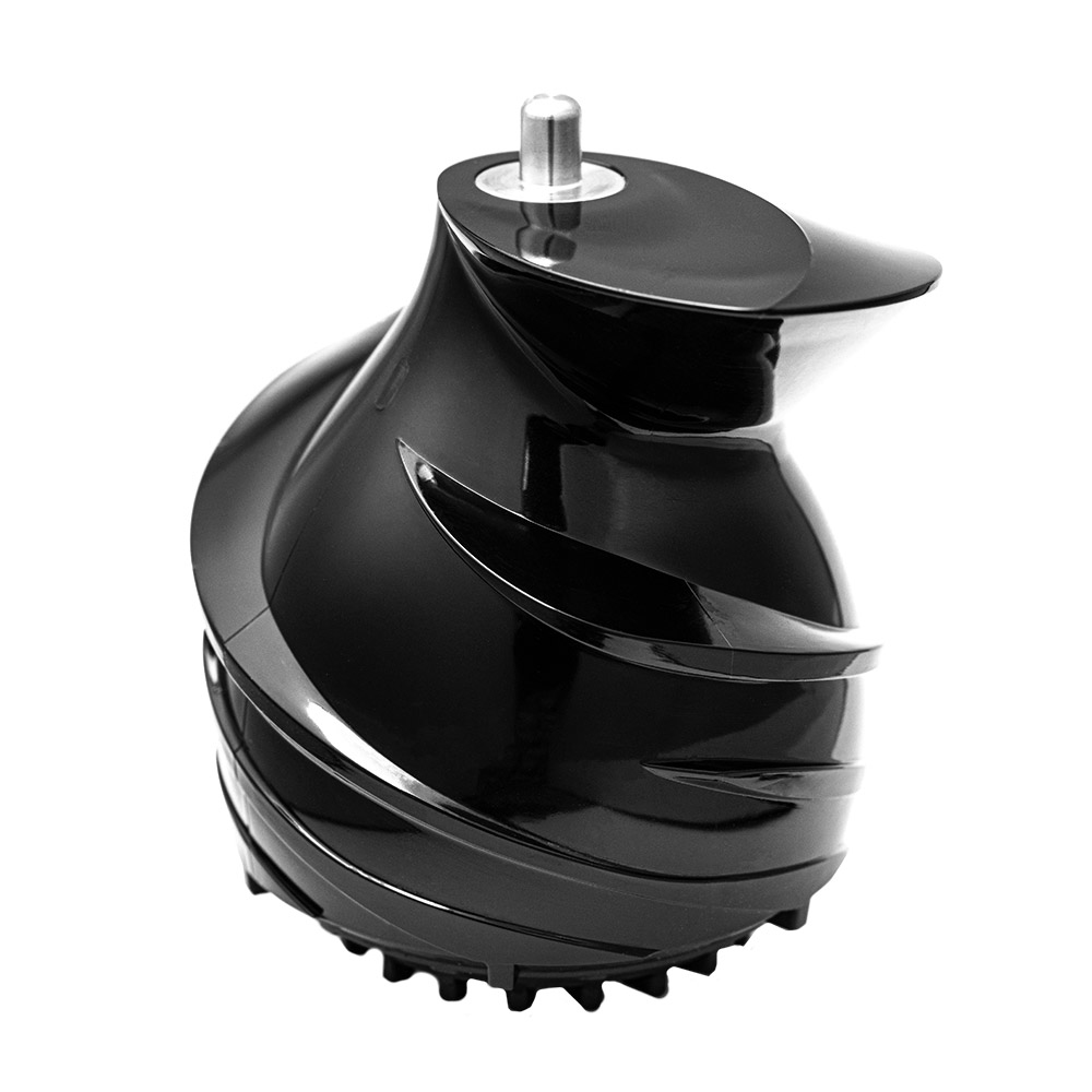 Ein schwarzes Teil eines Entsafters mit Spiralmuster auf weißem Hintergrund.