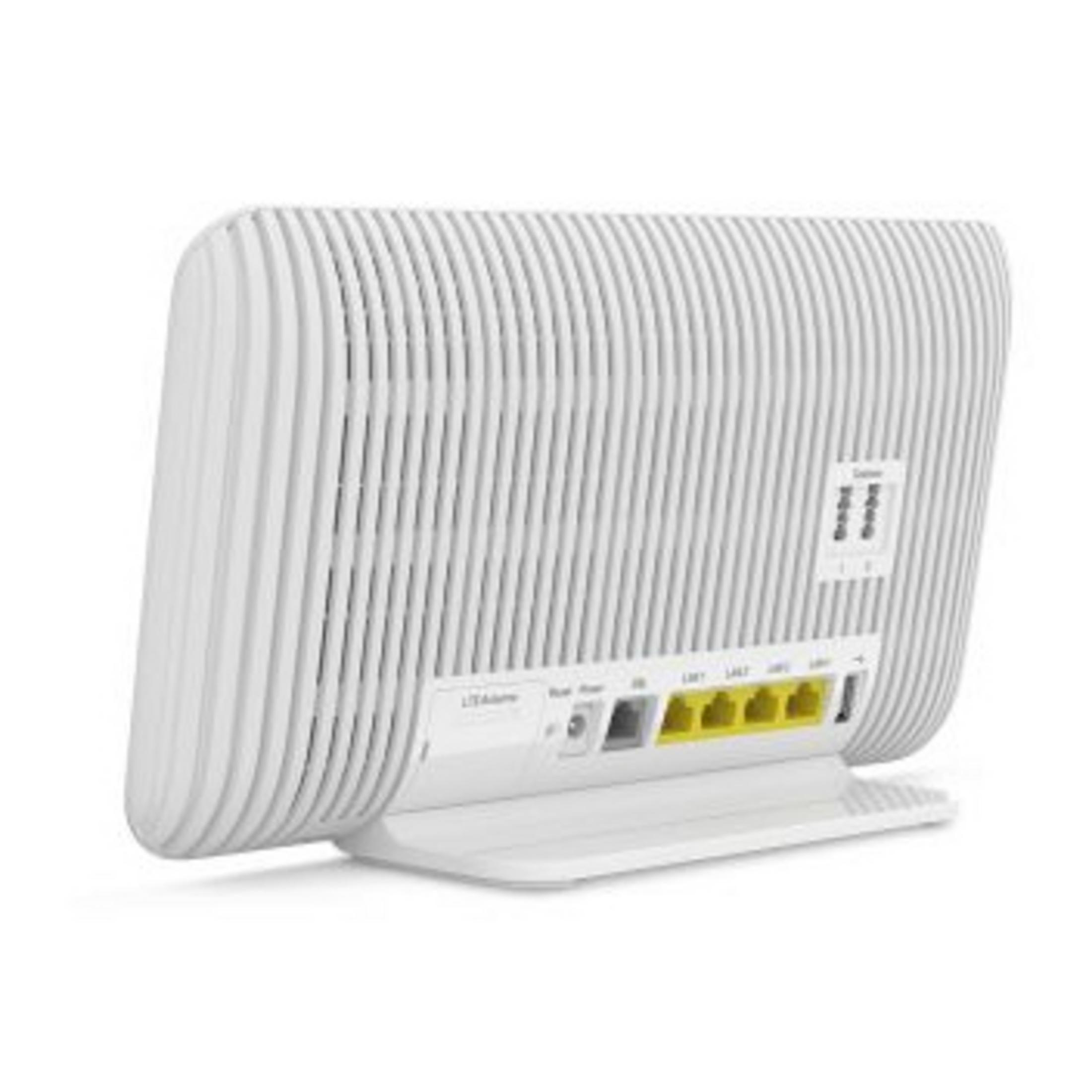 Weißer Modem-Router mit mehreren Anschlüssen und Antennen, auf weißem Hintergrund, Rückansicht.