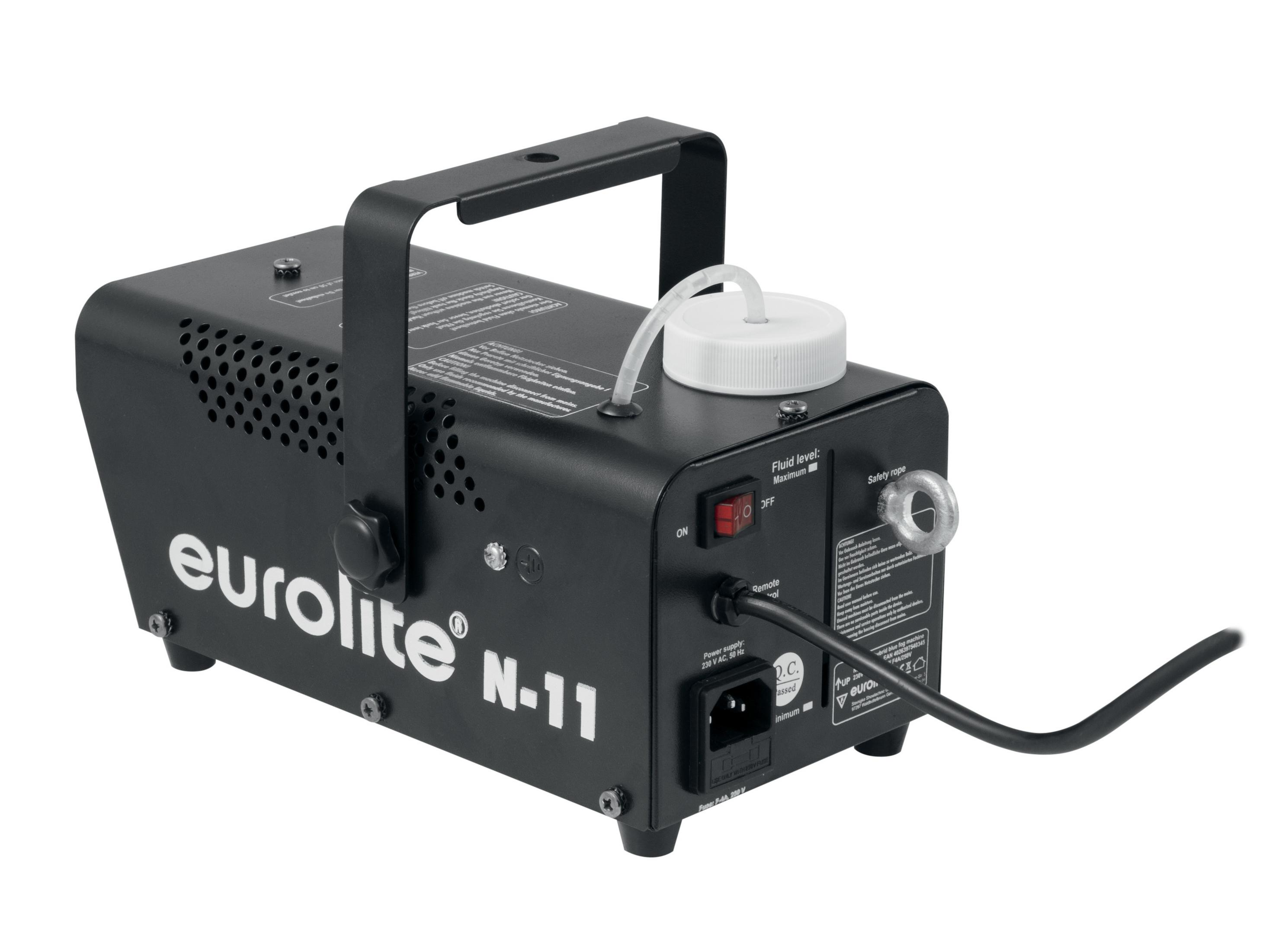 Schwarze Eurolite N-11 Nebelmaschine mit Stromkabel und Flüssigkeitsbehälter. Es ist auf einem weißen Hintergrund.