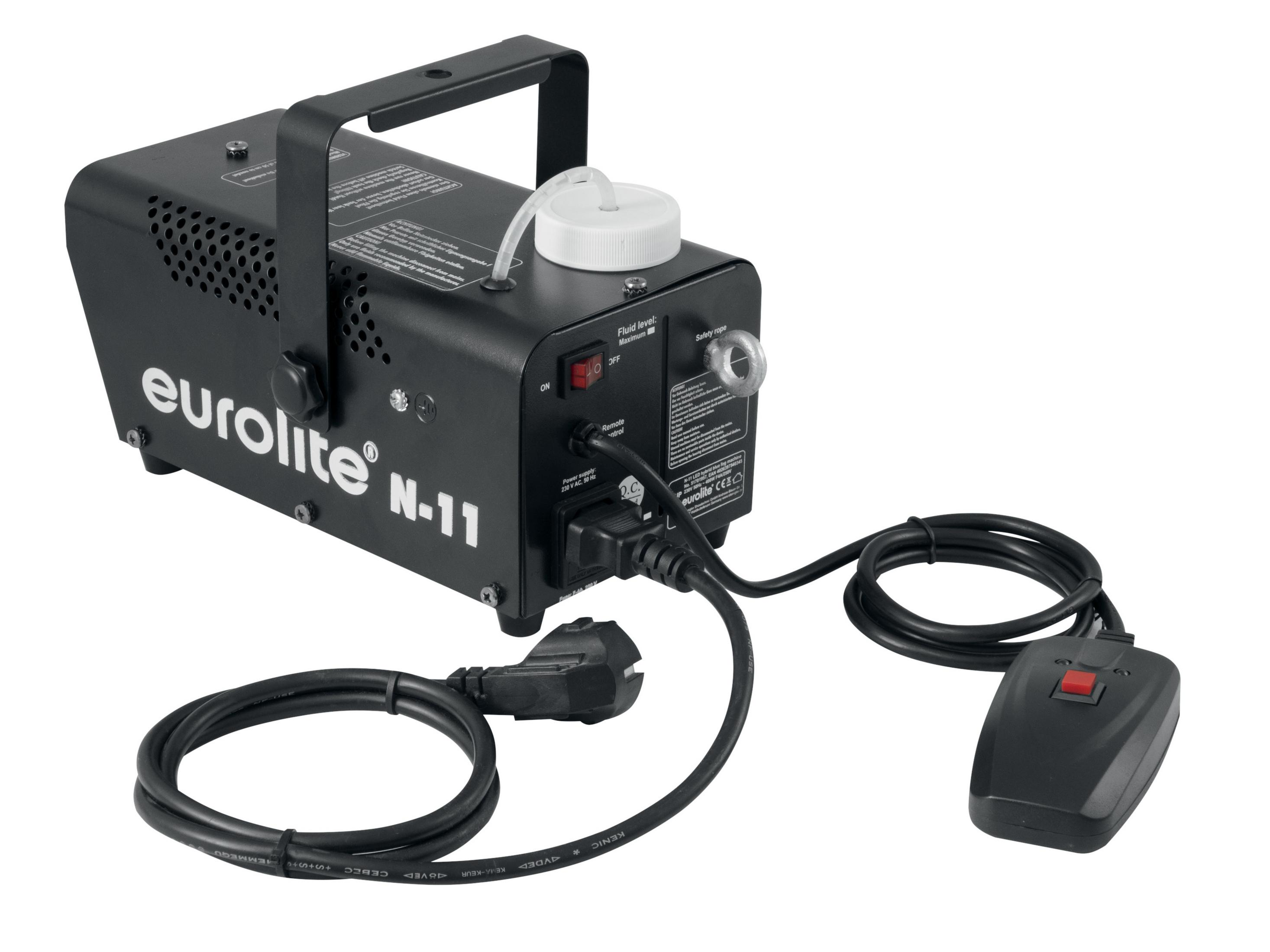 Schwarze Eurolite N-11 Nebelmaschine mit Fernbedienung und Stromkabel. Es ist auf einem weißen Hintergrund.